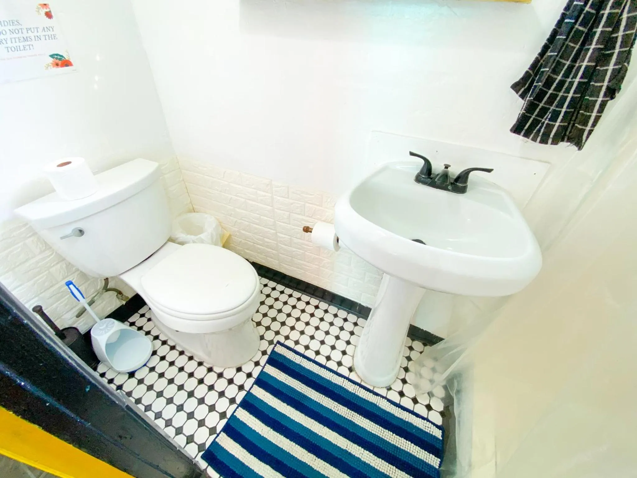 Bathroom in ITH San Diego Beach Bungalow Surf Hostel