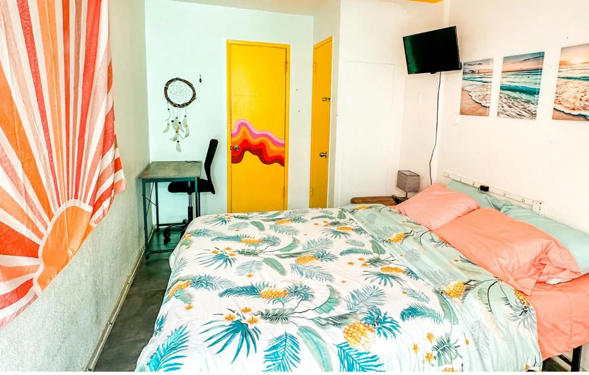 Budget Double Room in ITH San Diego Beach Bungalow Surf Hostel Budget Double Room in ITH San Diego Beach Bungalow Surf Hostel