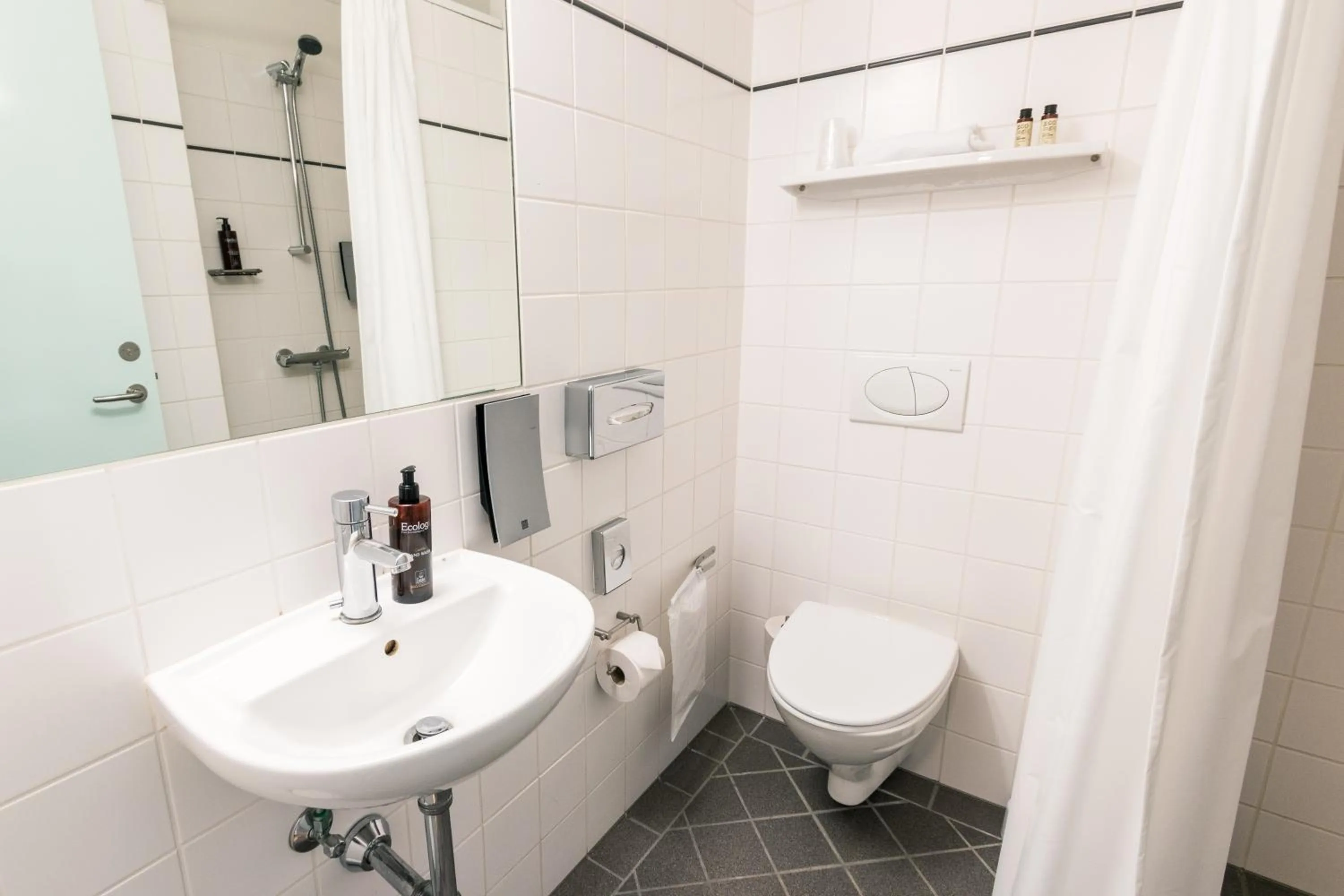 Shower in Sixtus Sinatur Hotel & Konference