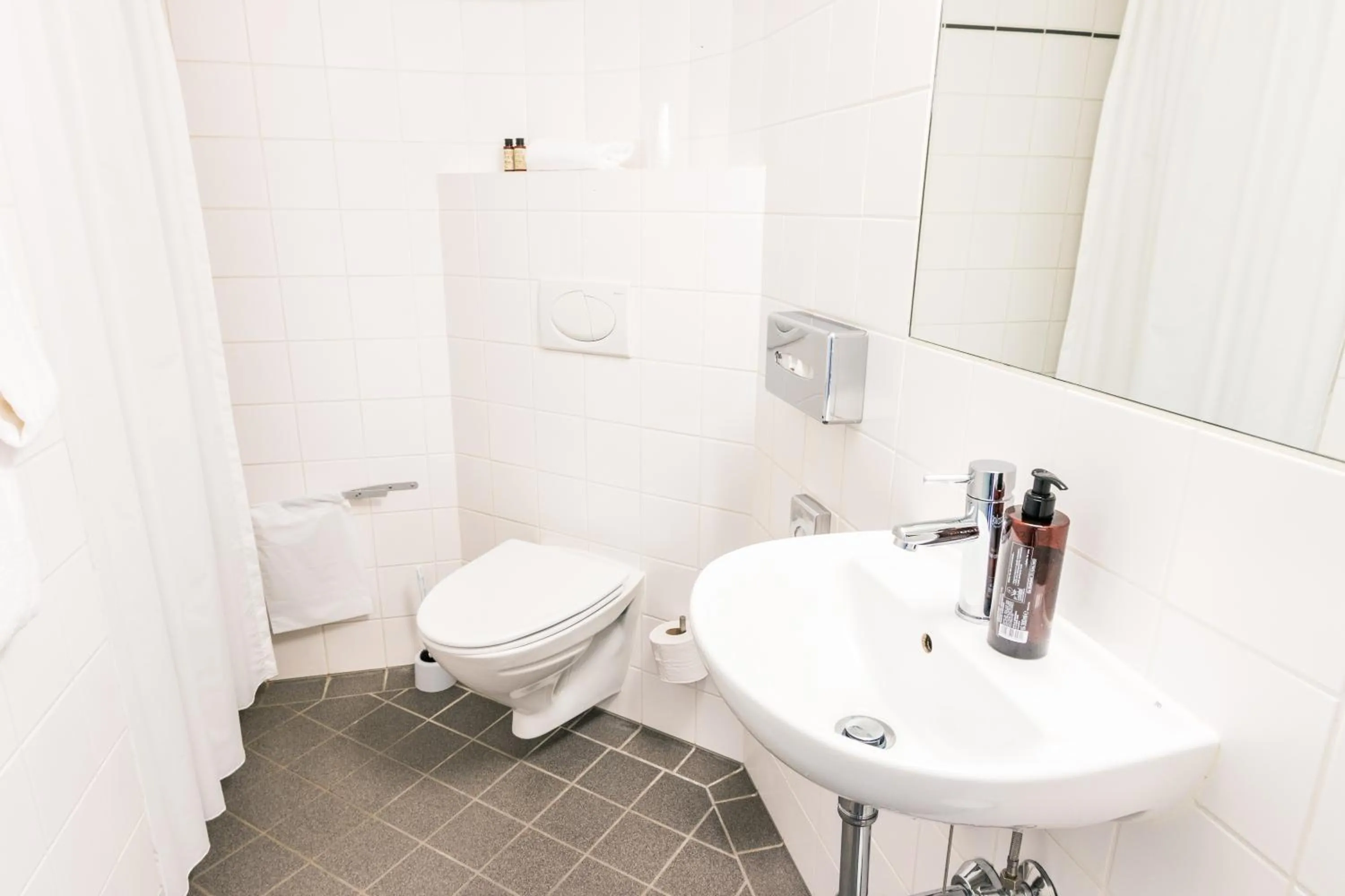 Shower in Sixtus Sinatur Hotel & Konference