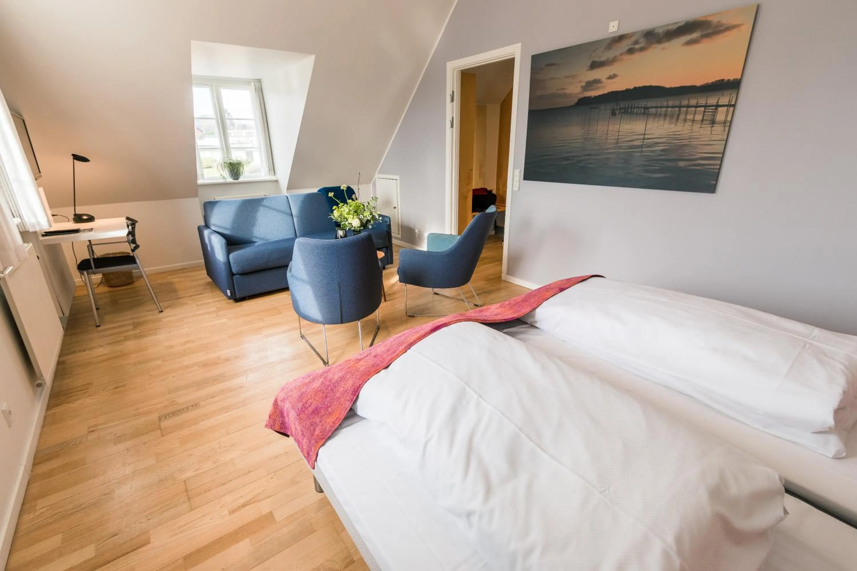 Photo of the whole room, Bed in Sixtus Sinatur Hotel & Konference