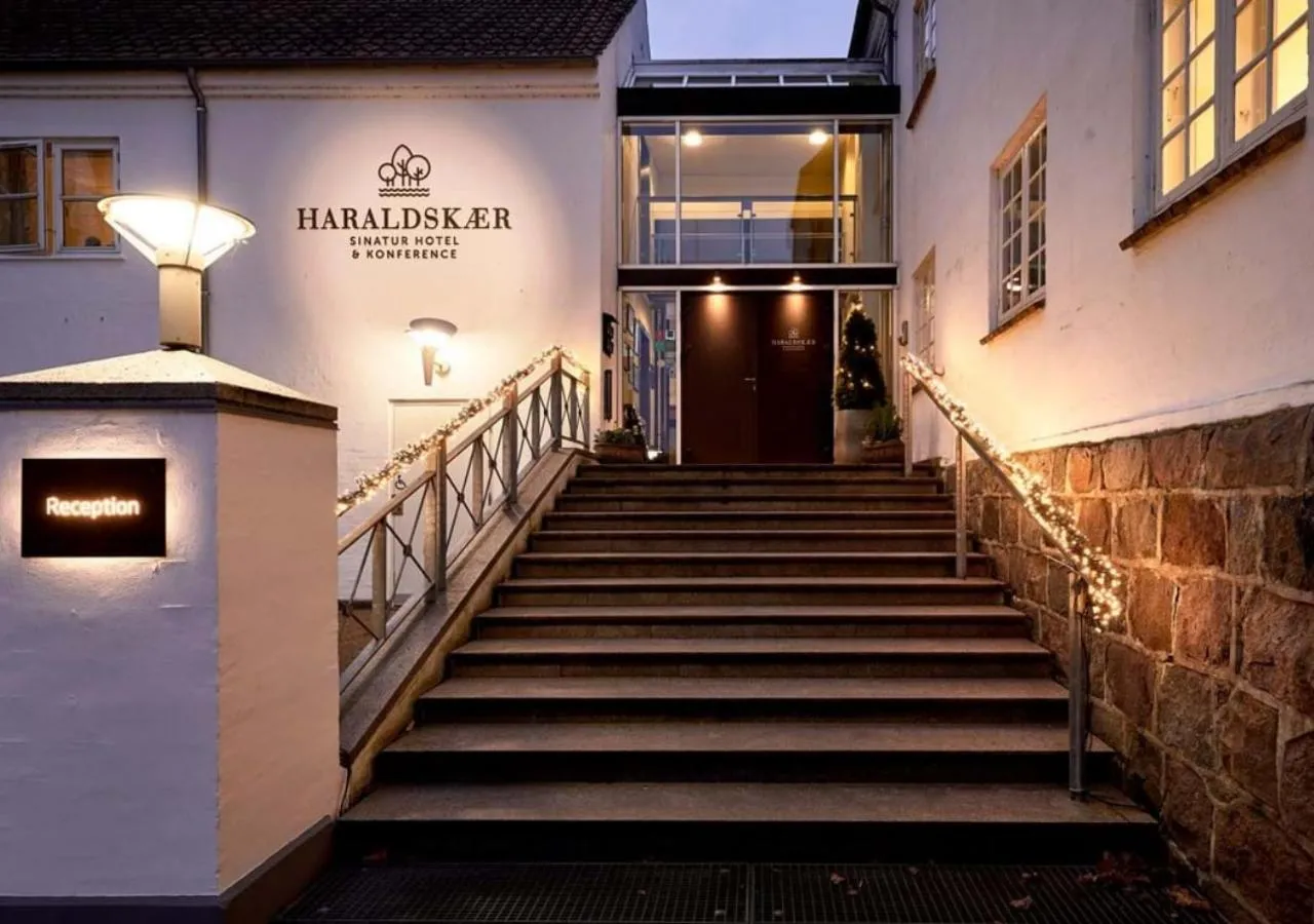 Facade/entrance in Haraldskær Sinatur Hotel & Konference