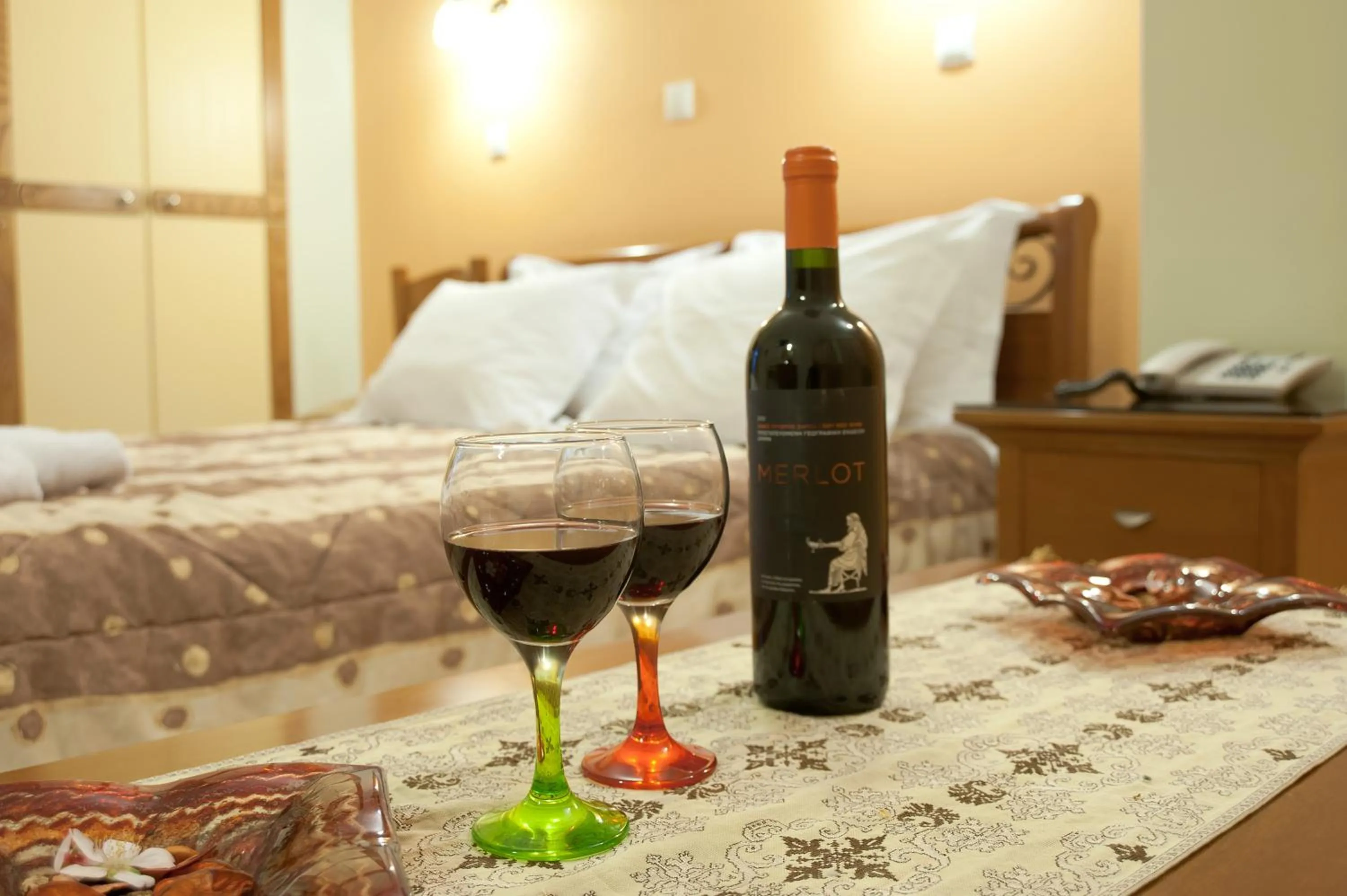 Alcoholic drinks, Bed in Pitho