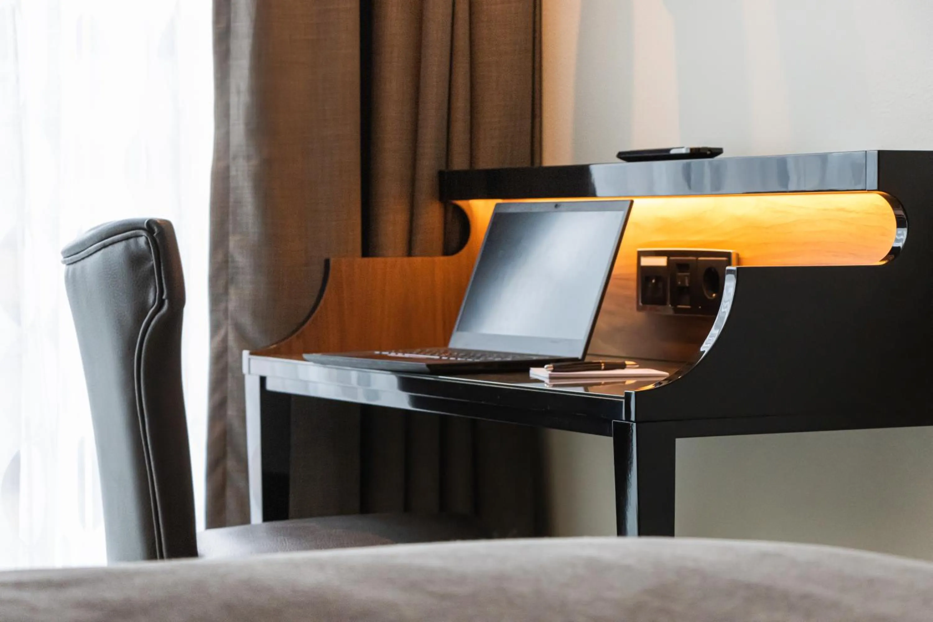 Bedroom, Bed in Tivoli Hotel