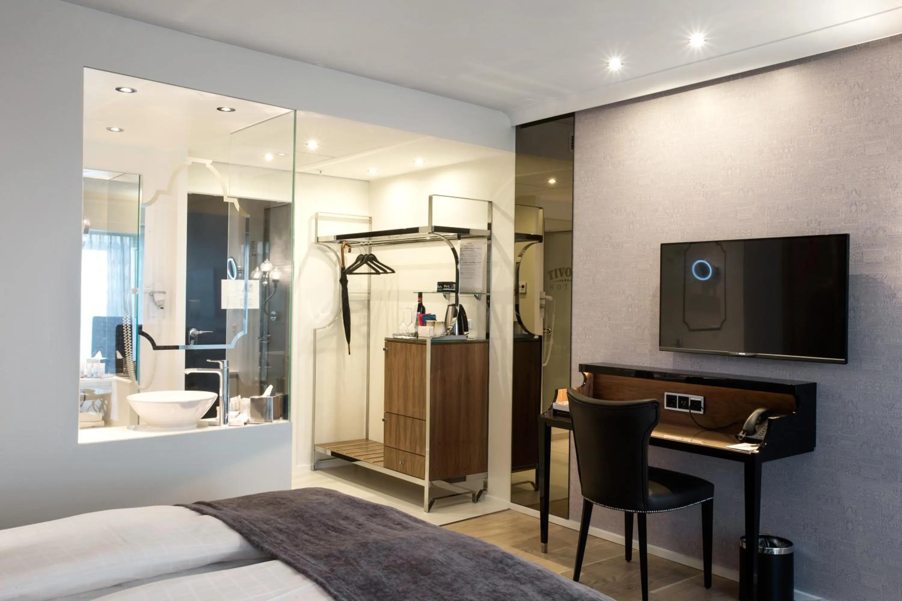 Bathroom, Bed in Tivoli Hotel