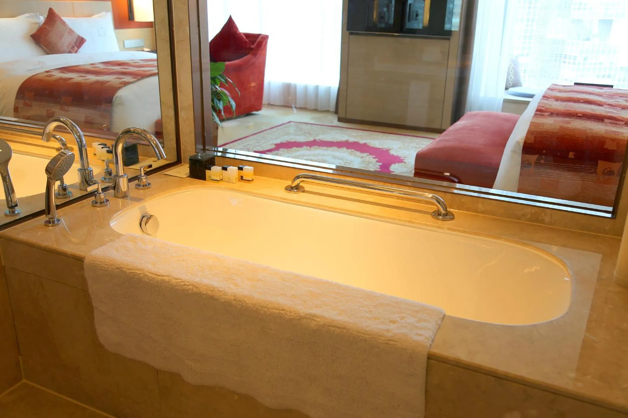 Toilet, Bed in Grand Metropark Hotel Beijing