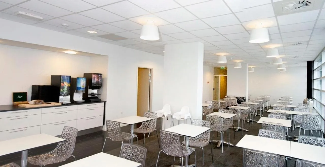 Restaurant/places to eat in Motel X