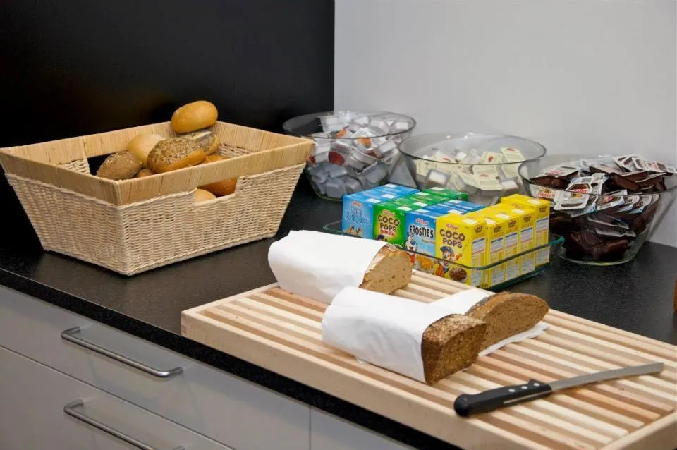 Restaurant/places to eat in Motel X