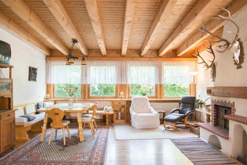 Communal lounge/ TV room in Gasthaus zur Waldschenke