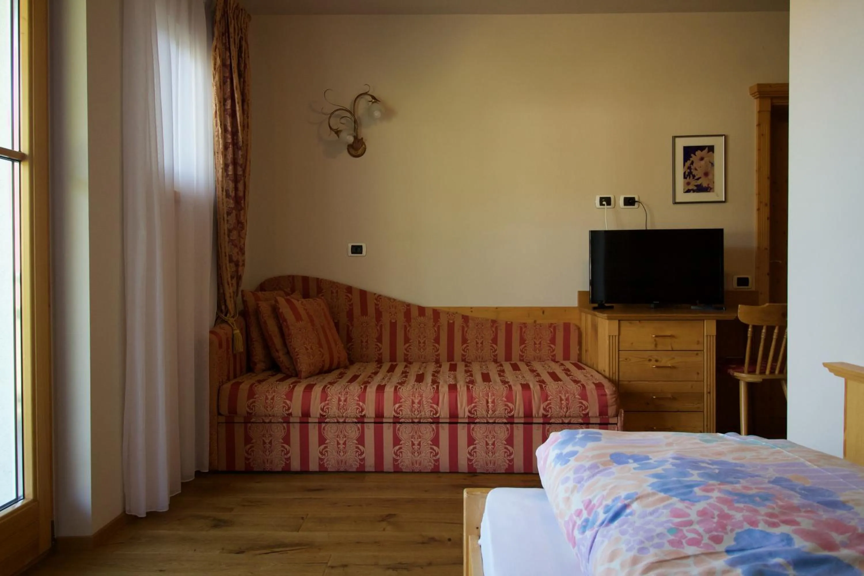 Photo of the whole room, Bed in Gasthaus zum Weissen Kreuz