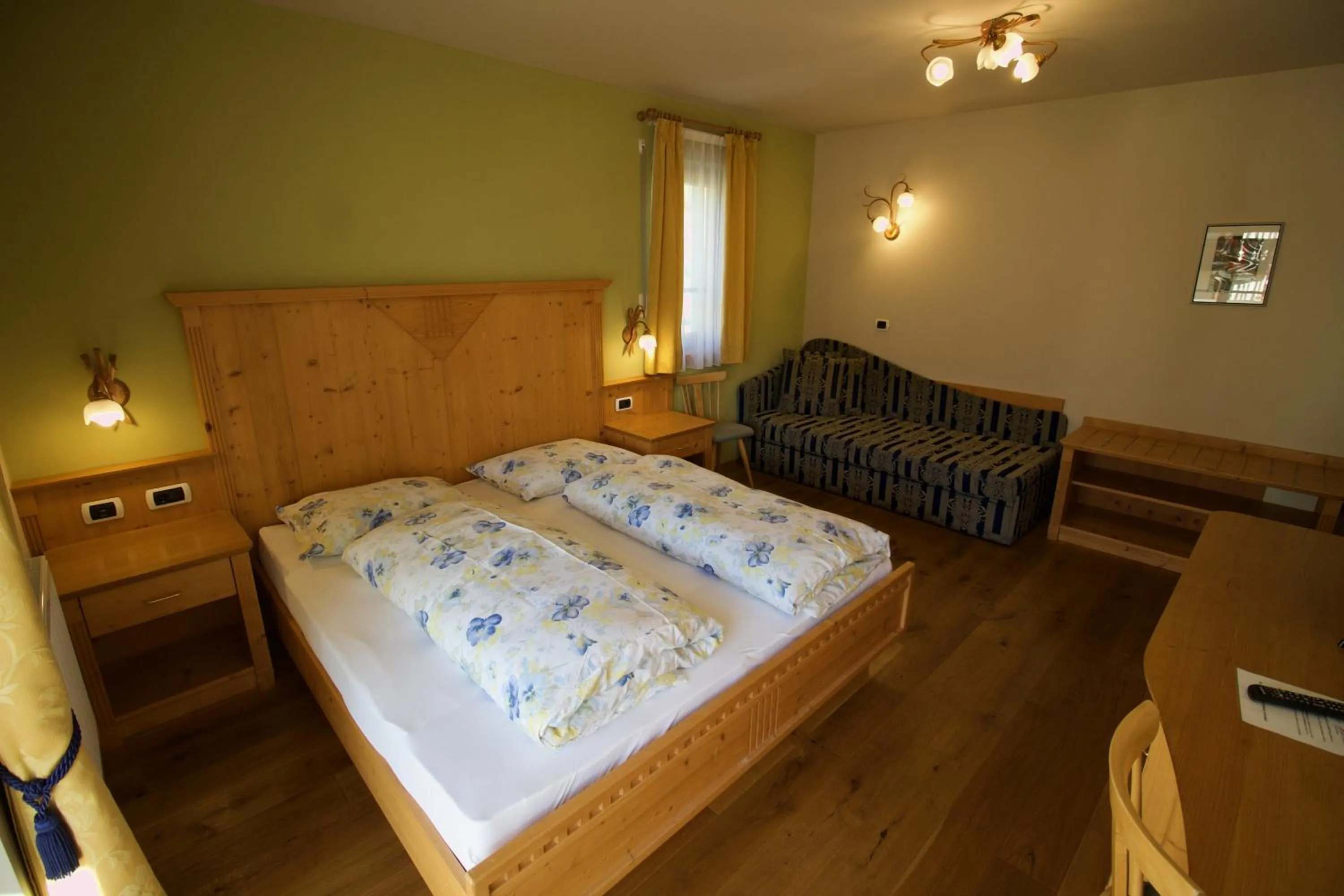 Photo of the whole room, Bed in Gasthaus zum Weissen Kreuz