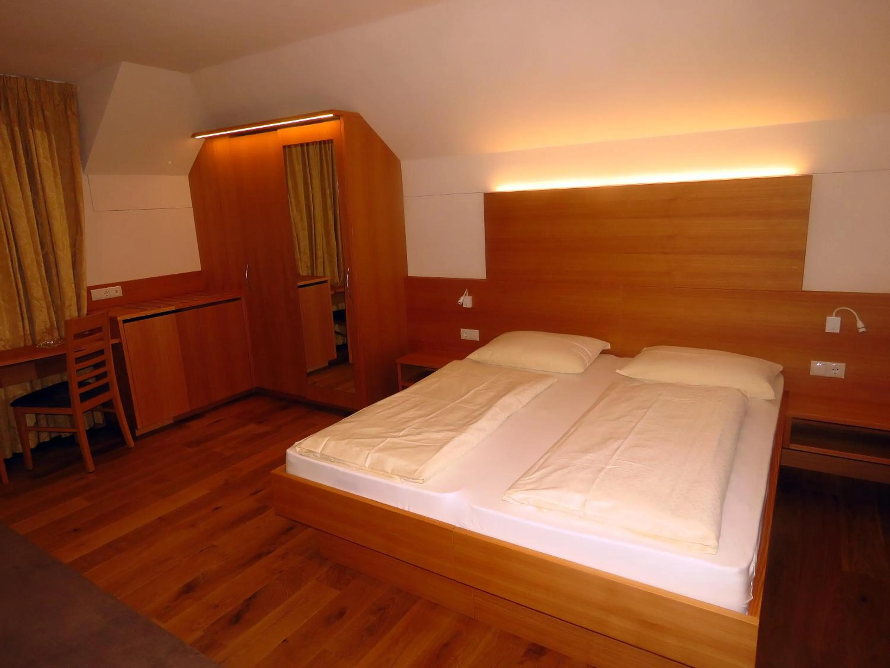 Bedroom, Bed in Gasthaus zum Weissen Kreuz