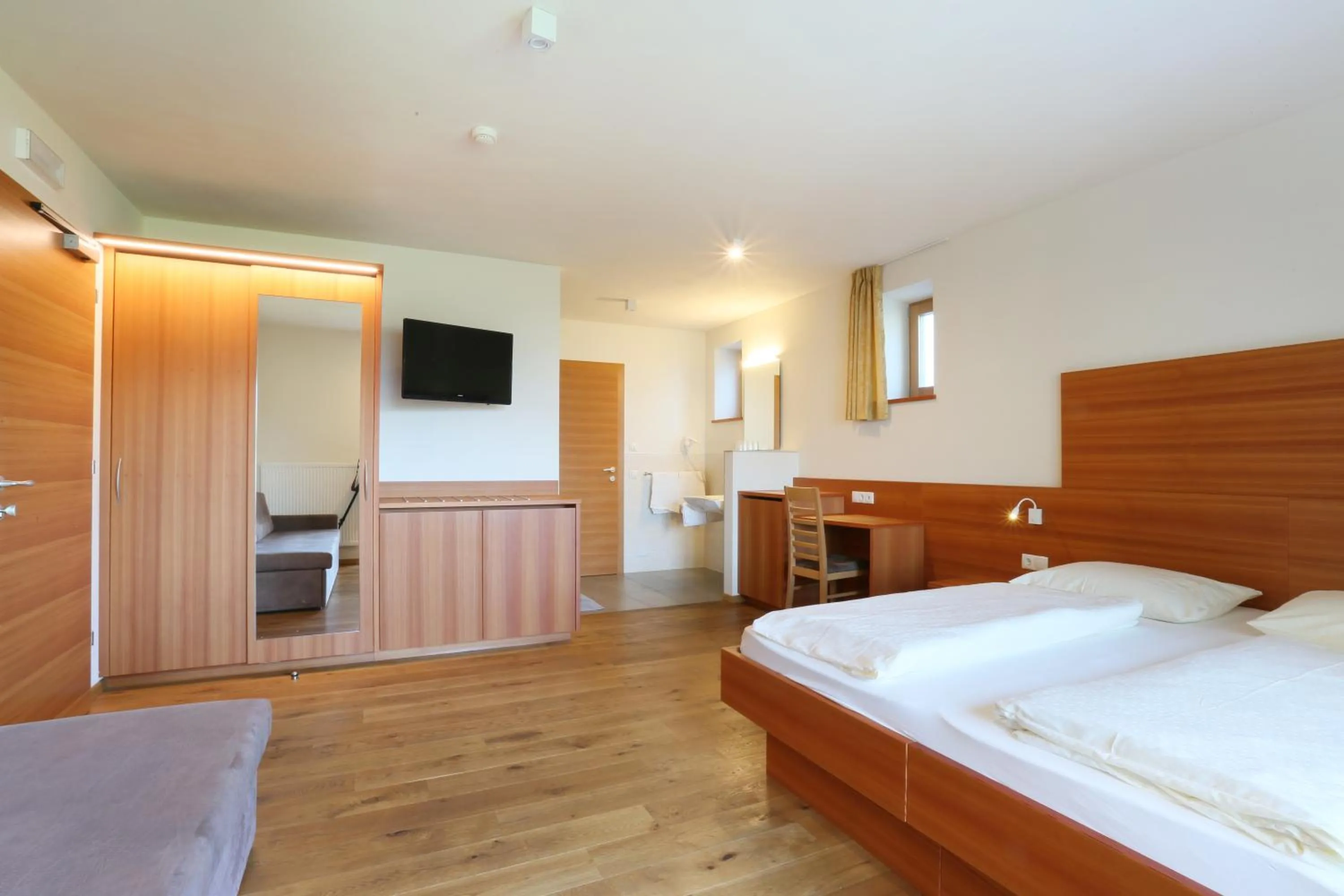 Photo of the whole room, Bed in Gasthaus zum Weissen Kreuz