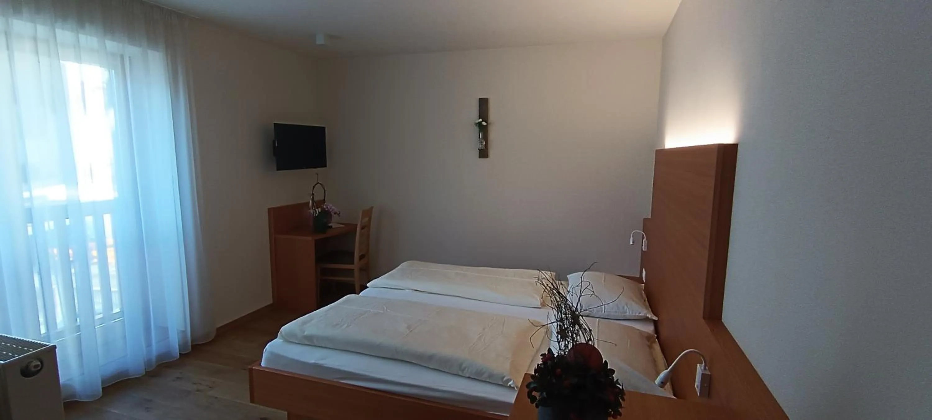 Photo of the whole room, Bed in Gasthaus zum Weissen Kreuz