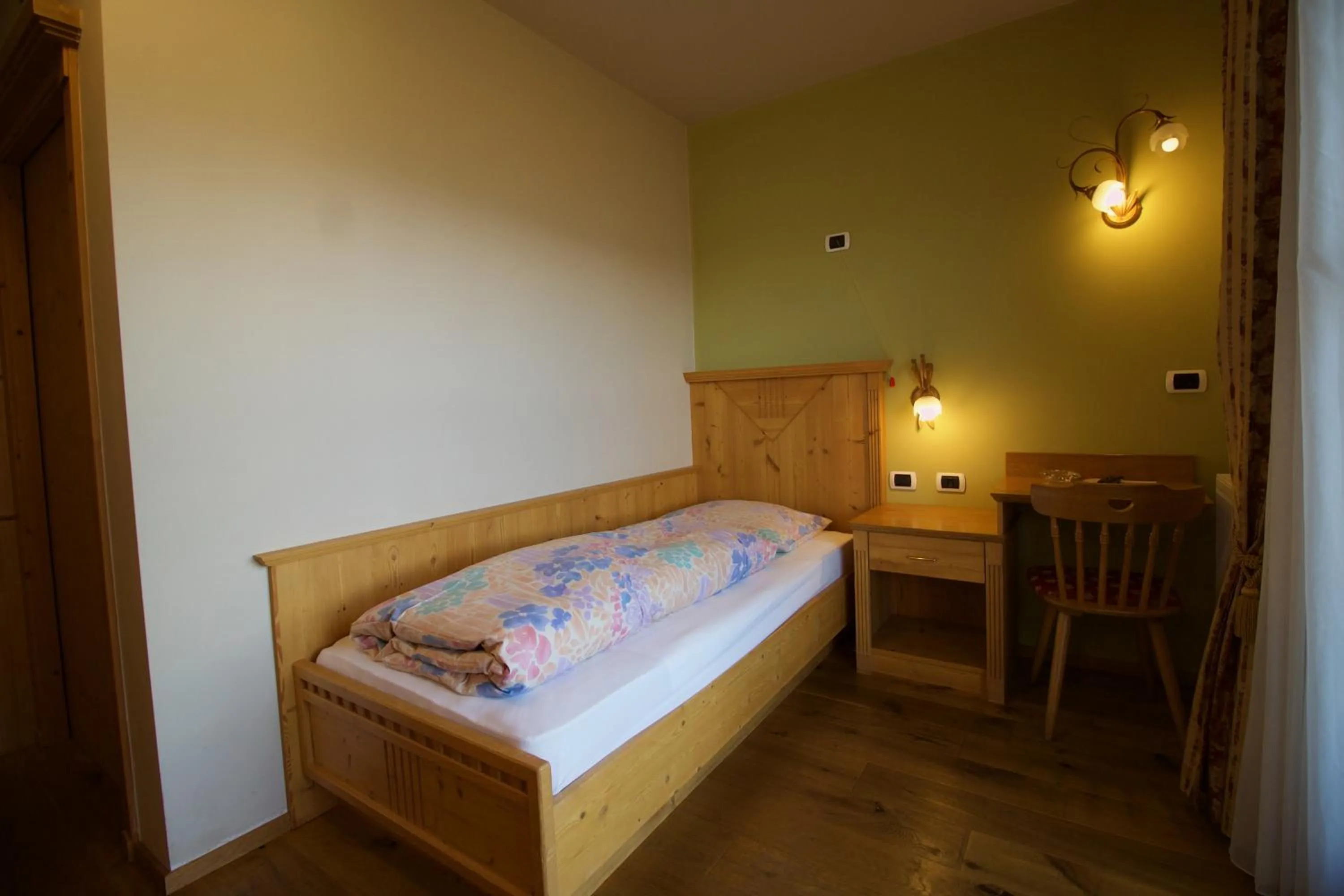 Photo of the whole room, Bed in Gasthaus zum Weissen Kreuz