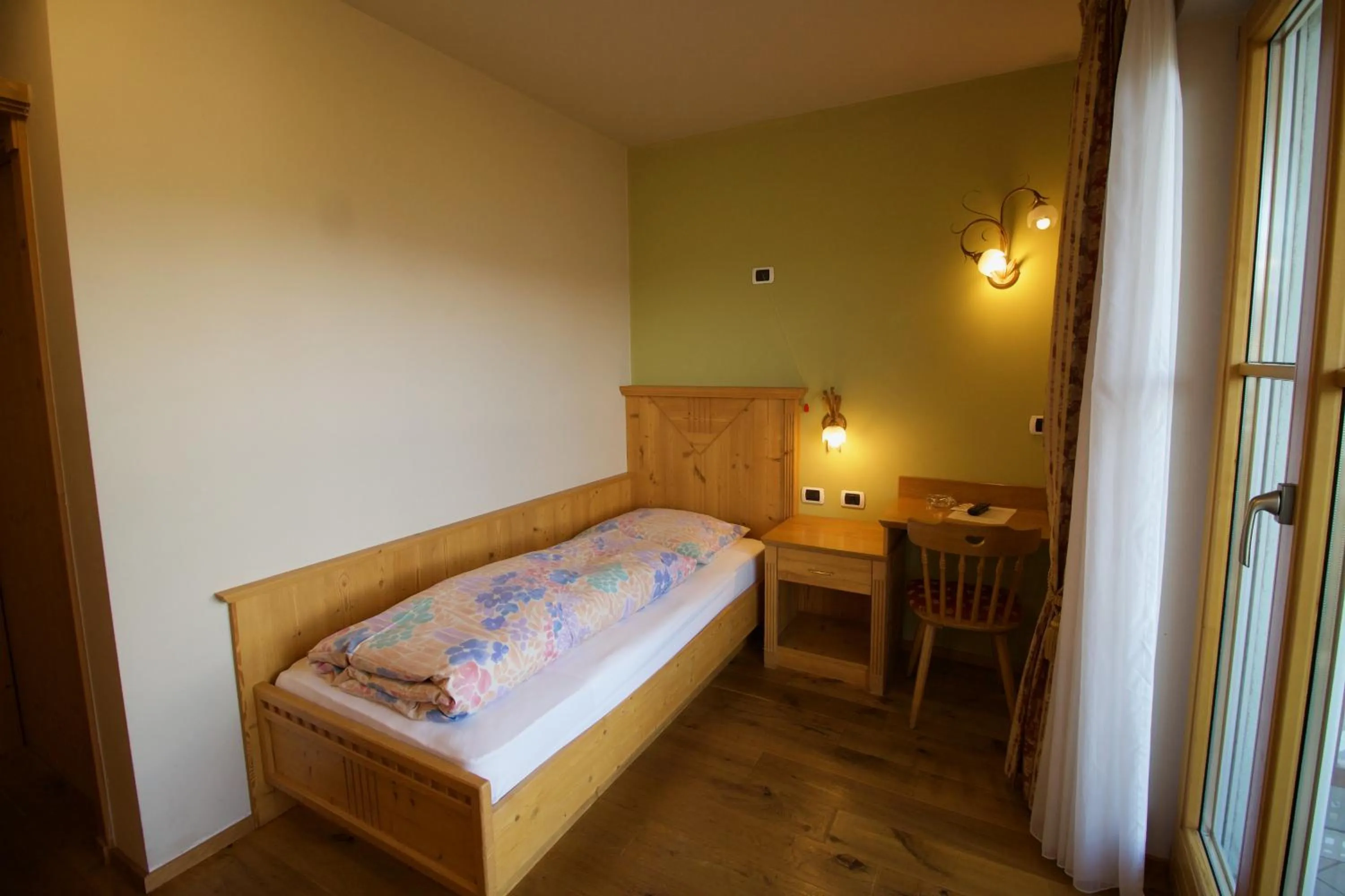 Photo of the whole room, Bed in Gasthaus zum Weissen Kreuz