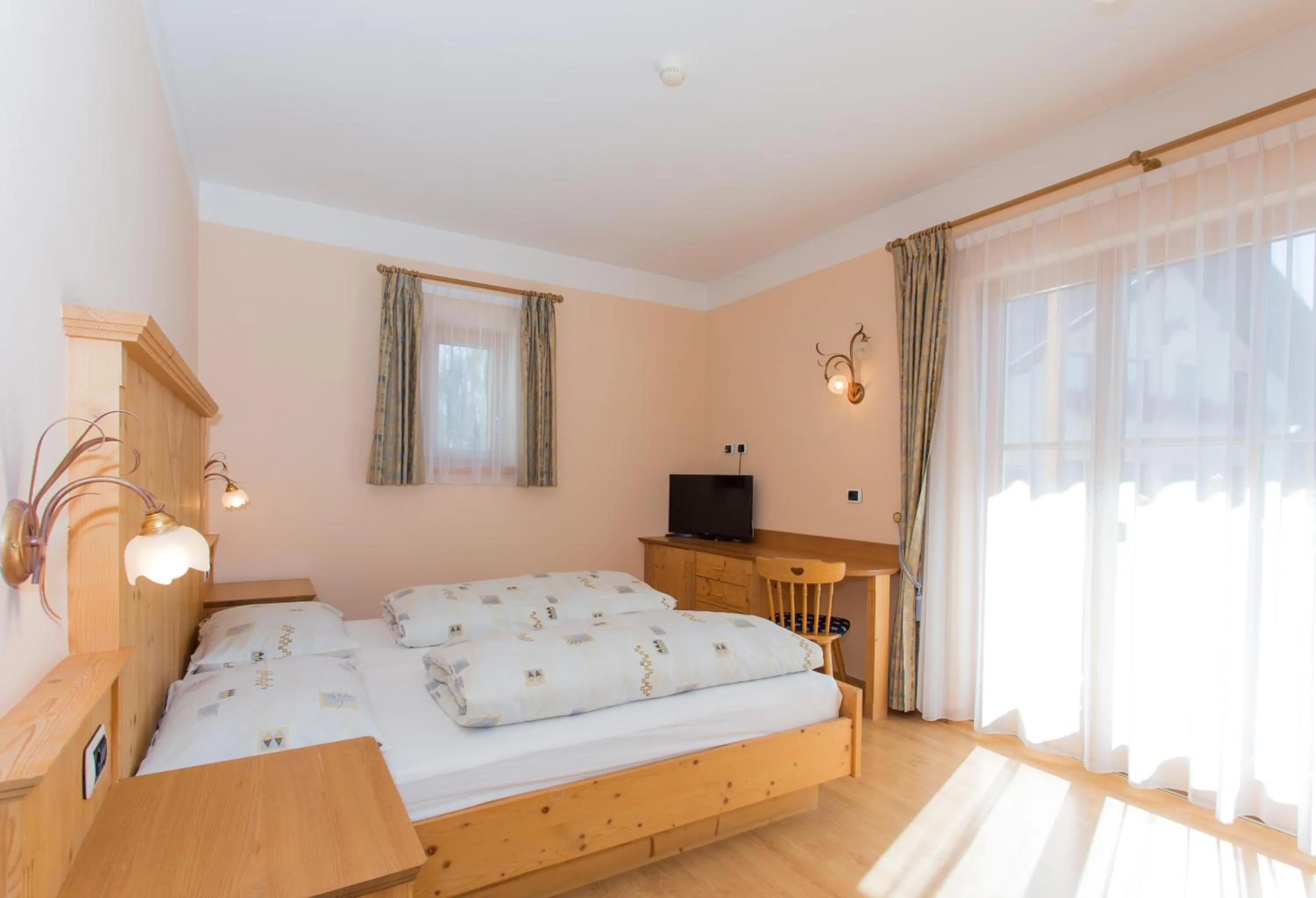 Bedroom, Bed in Gasthaus zum Weissen Kreuz