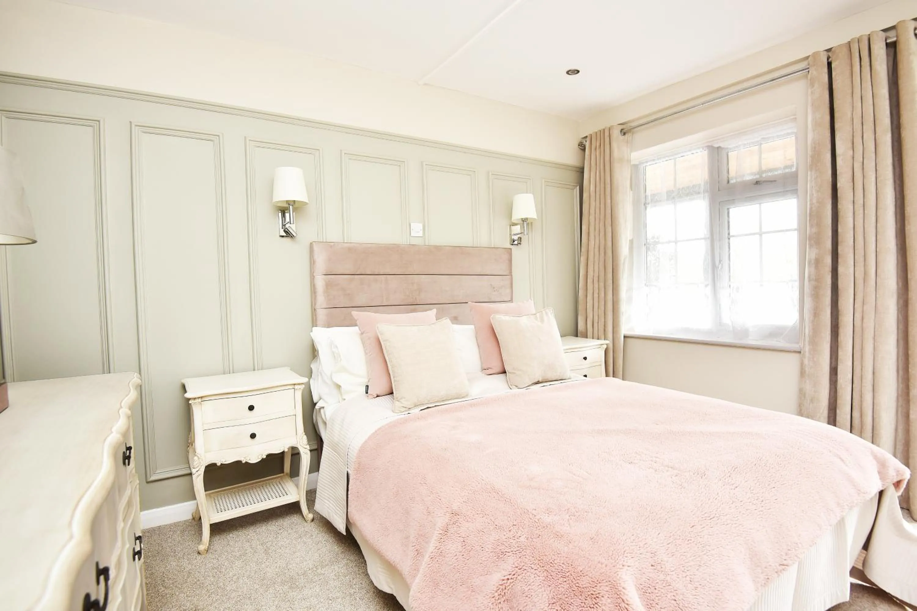 Bedroom, Bed in Chequers Inn