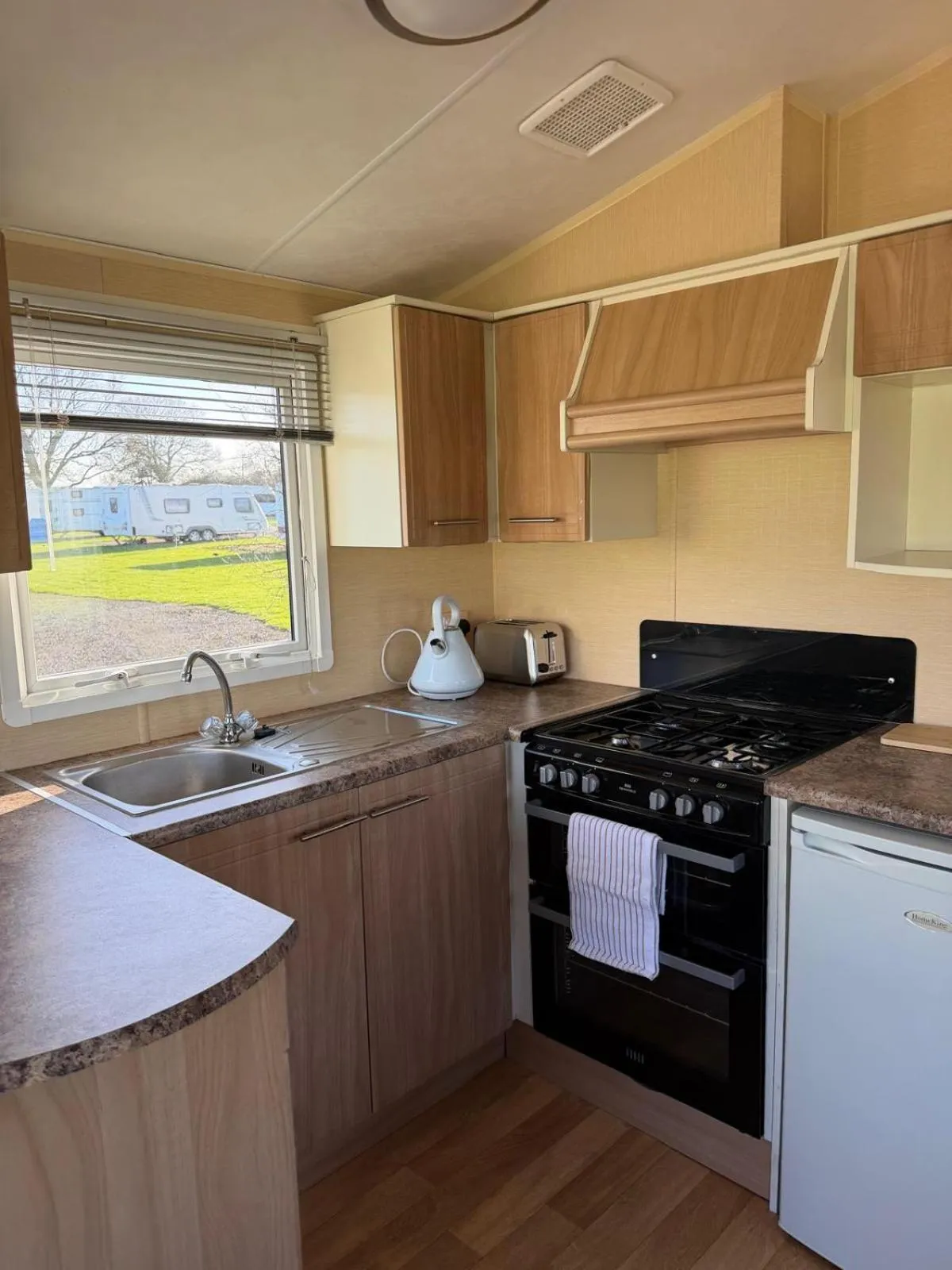 Kitchen or kitchenette in Chequers Inn