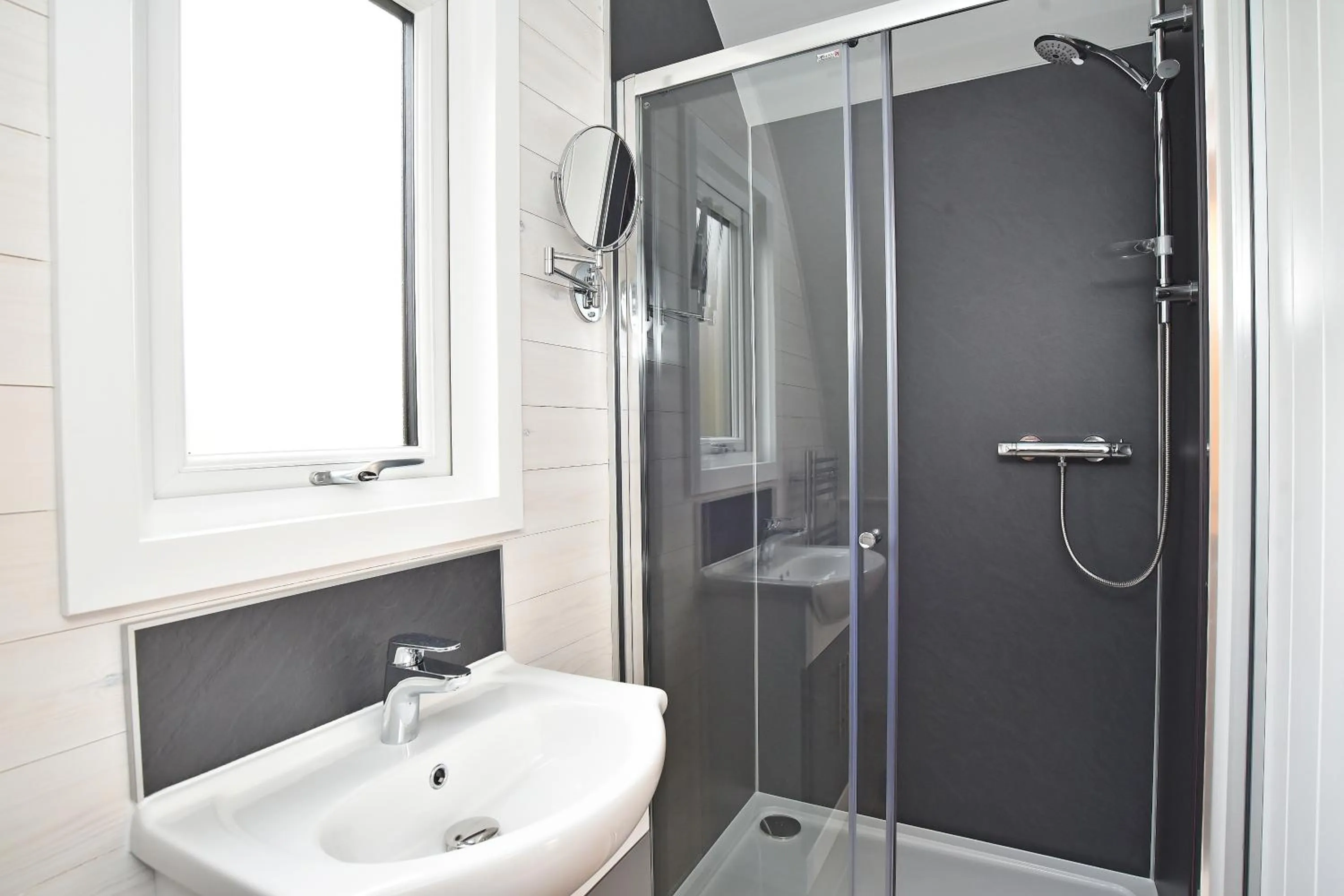 Bathroom in Chequers Inn