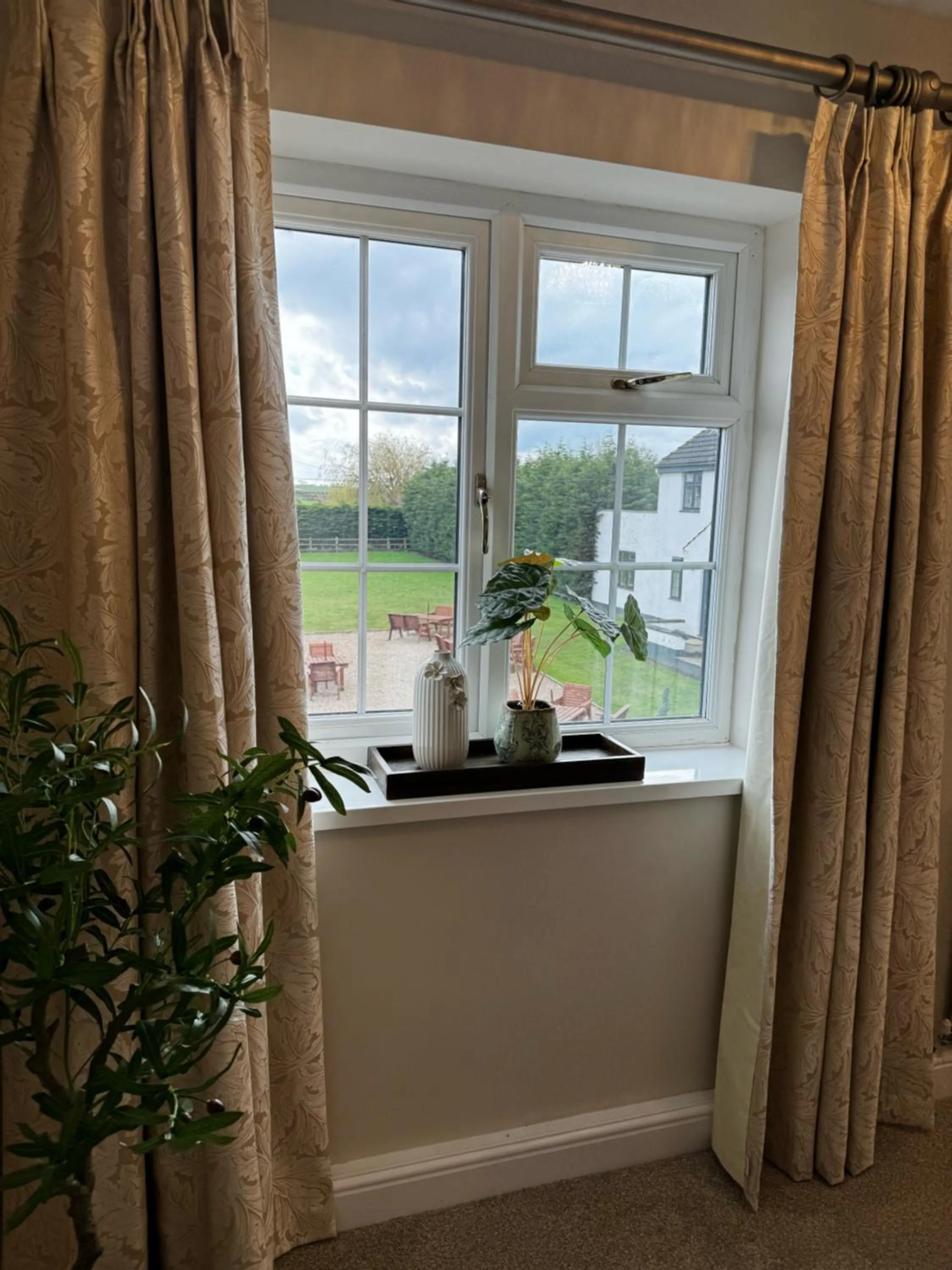 Garden view in Chequers Inn