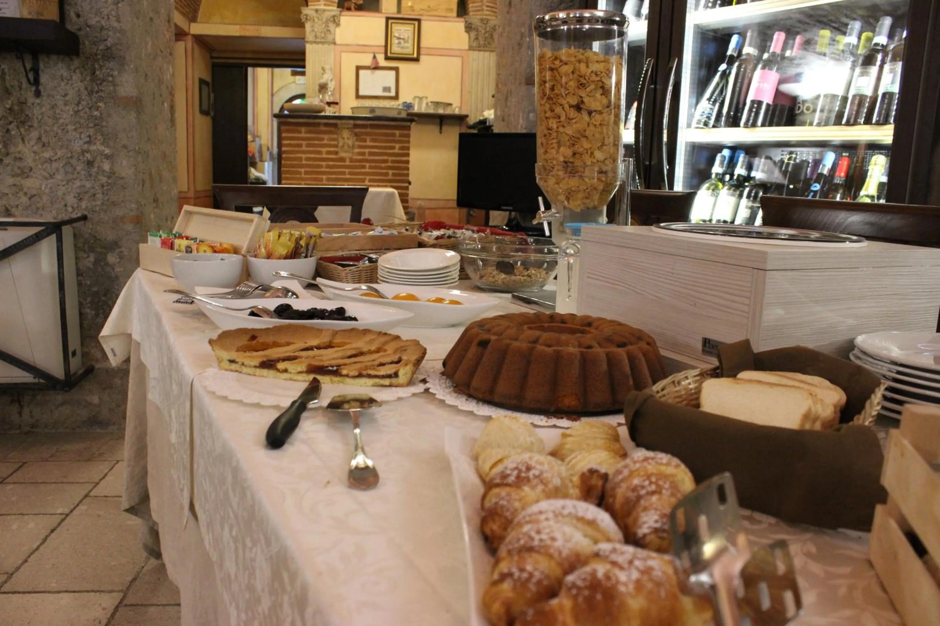 Buffet breakfast in Villa Cosilinum