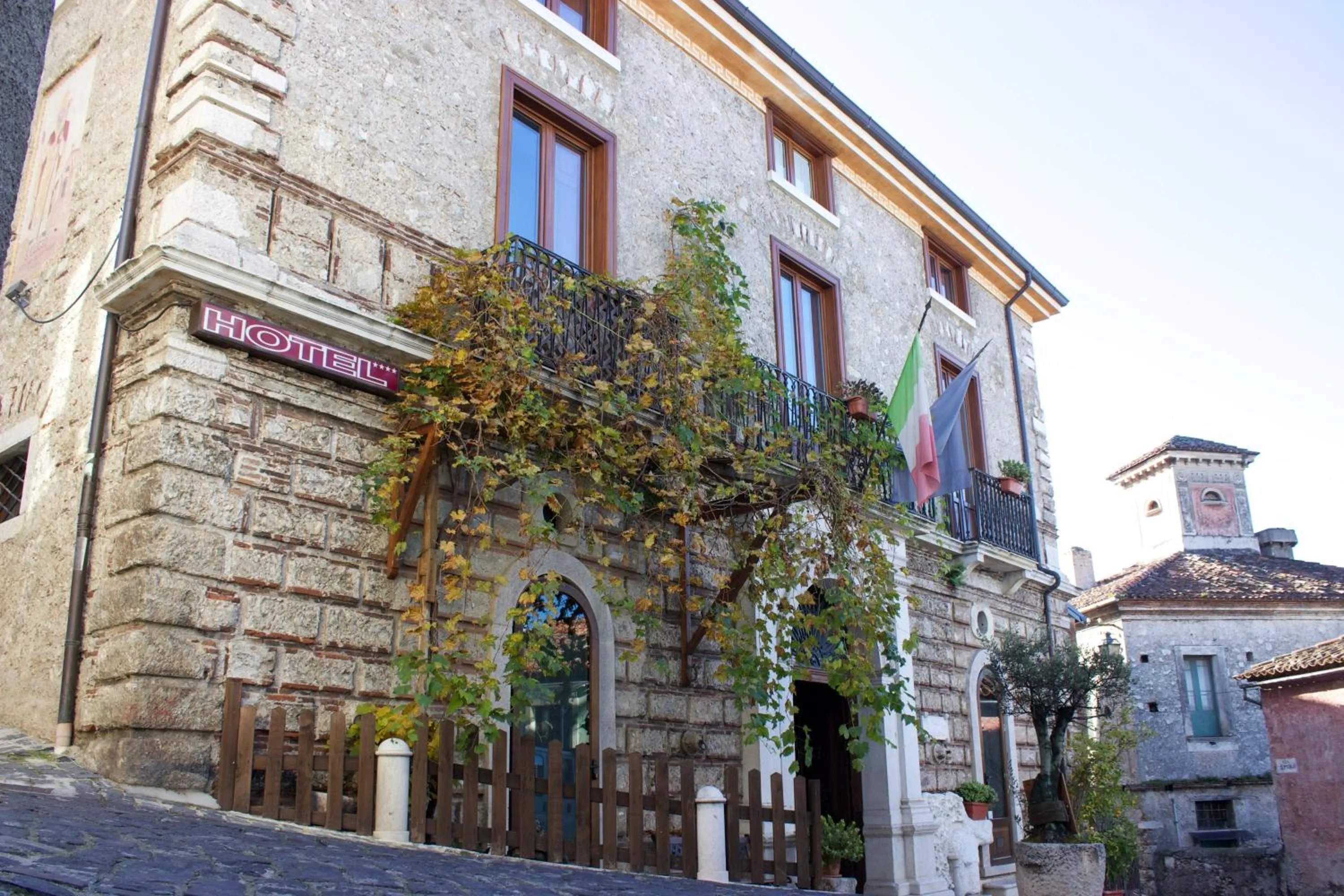 Facade/entrance in Villa Cosilinum