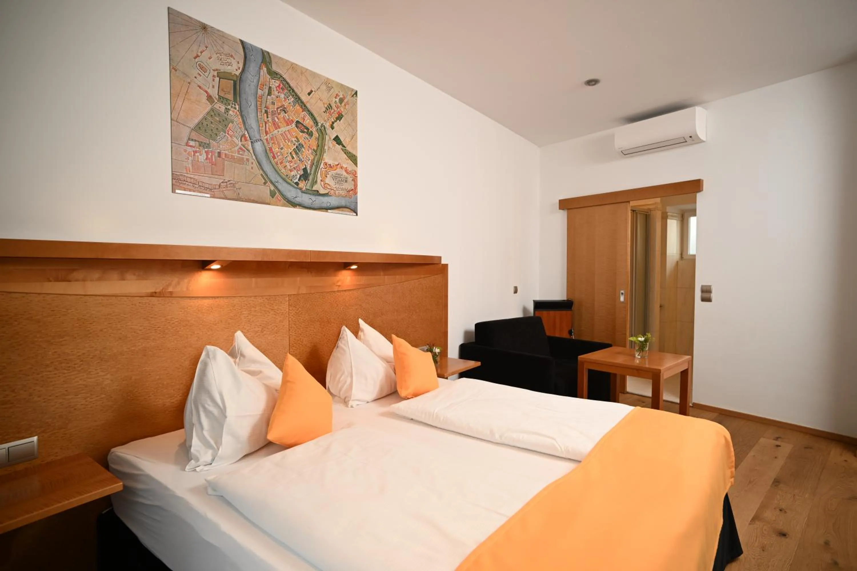 Photo of the whole room, Bed in Boutique Hotel Goldenes Lamm Villach