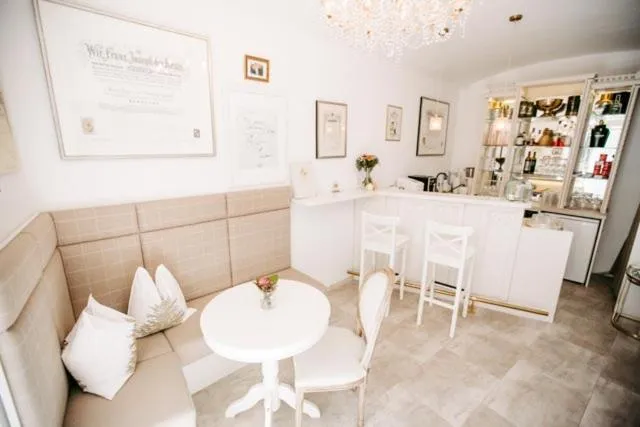 Lounge or bar in Boutique Hotel Goldenes Lamm Villach