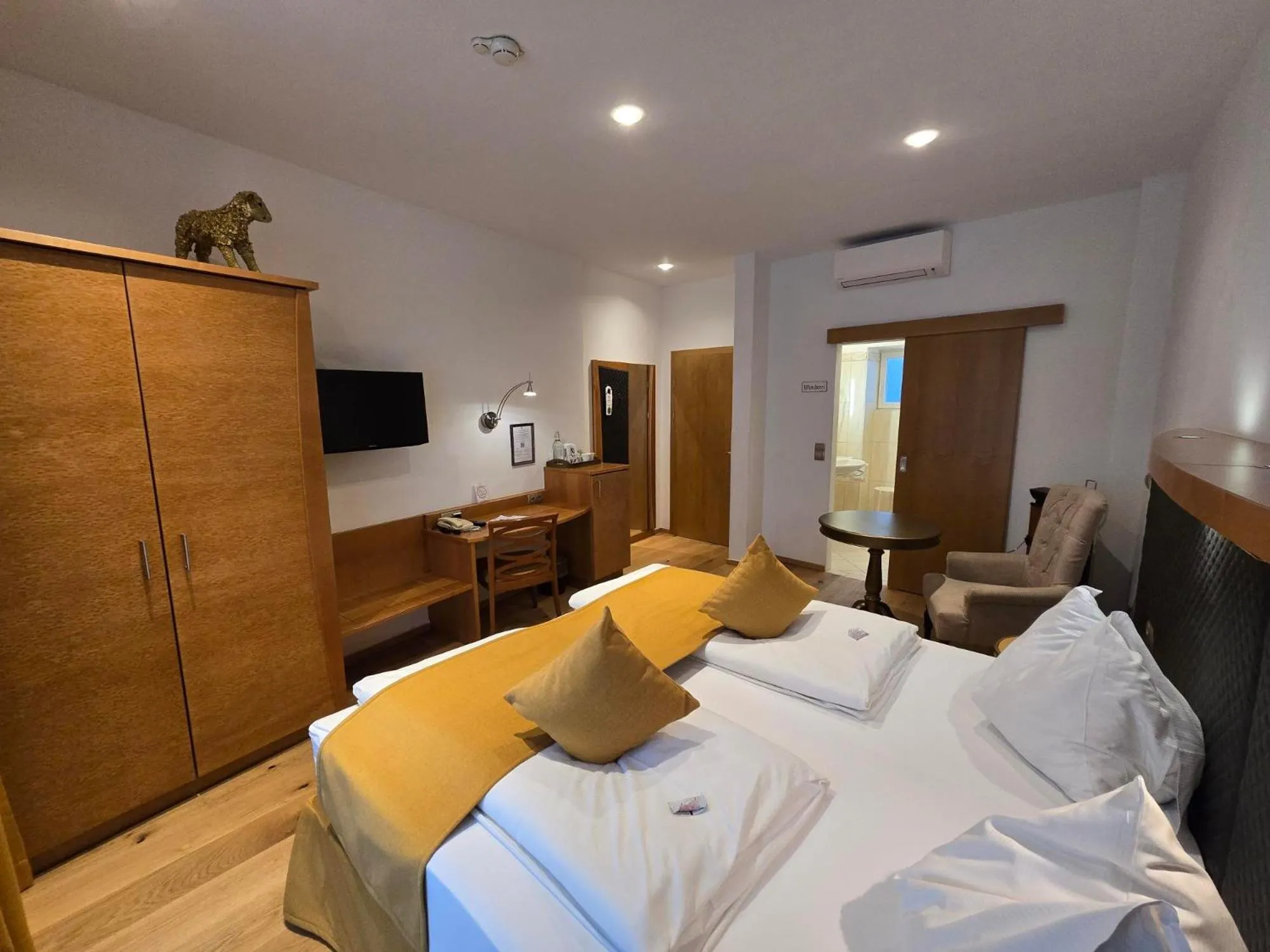 Photo of the whole room, Bed in Boutique Hotel Goldenes Lamm Villach