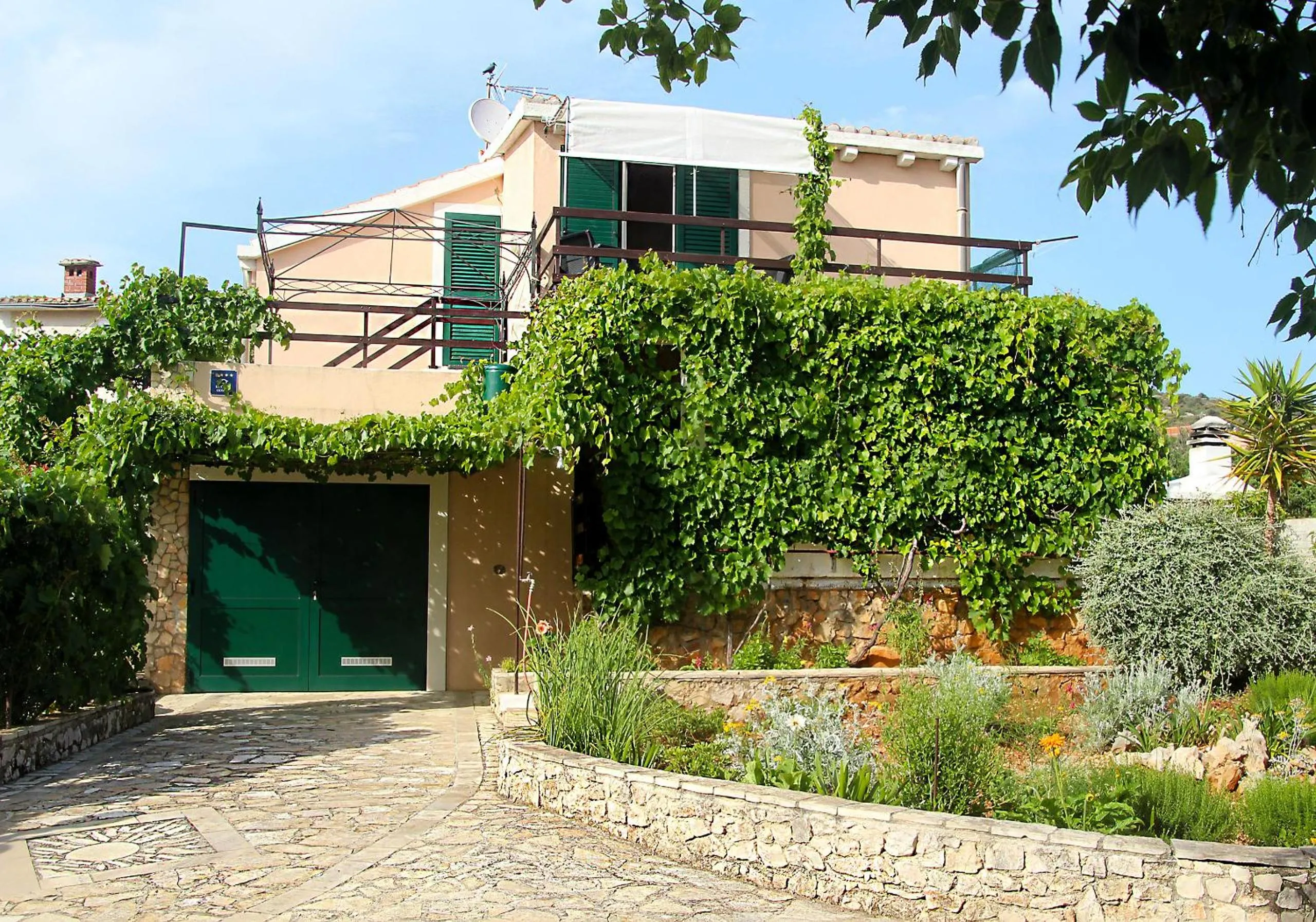 Facade/entrance in Villa Perla