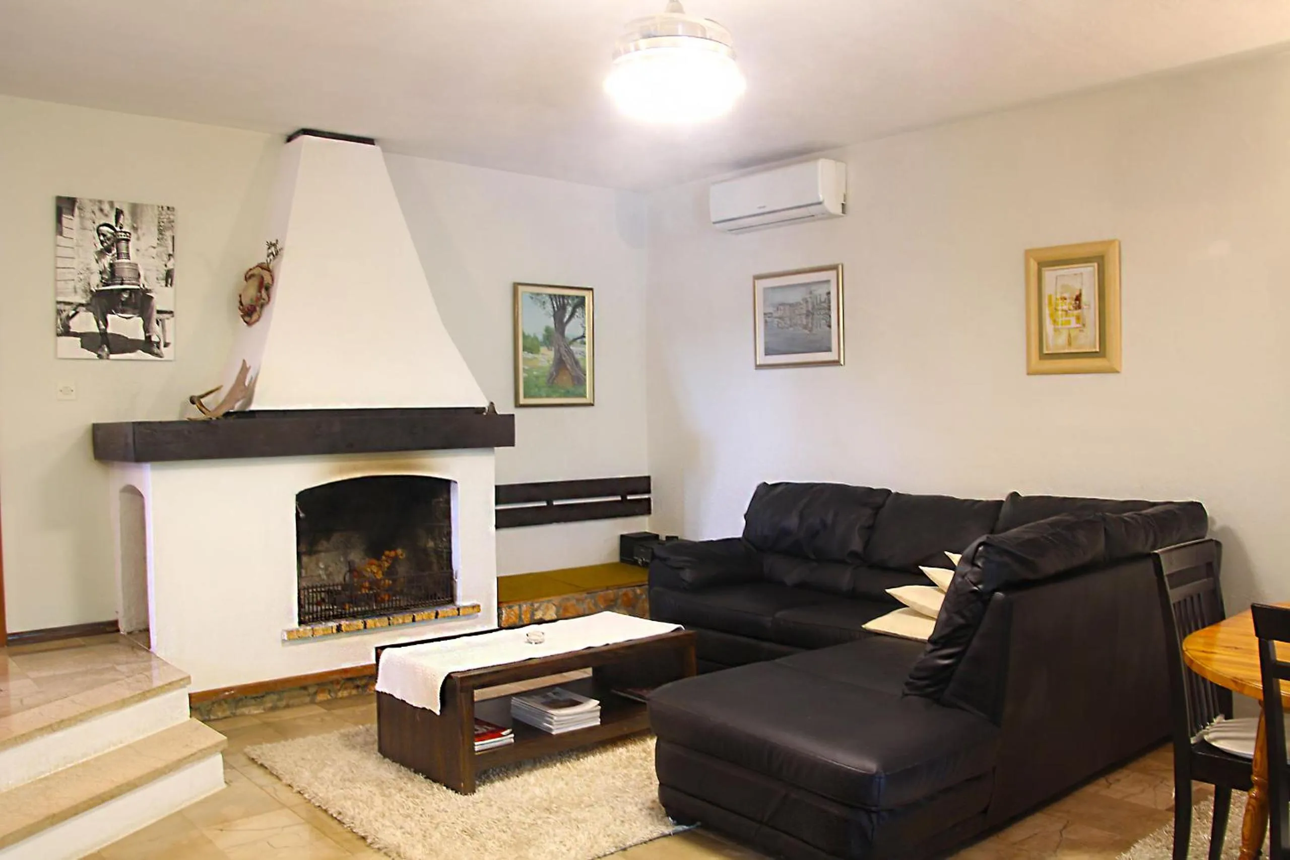 Communal lounge/ TV room in Villa Perla