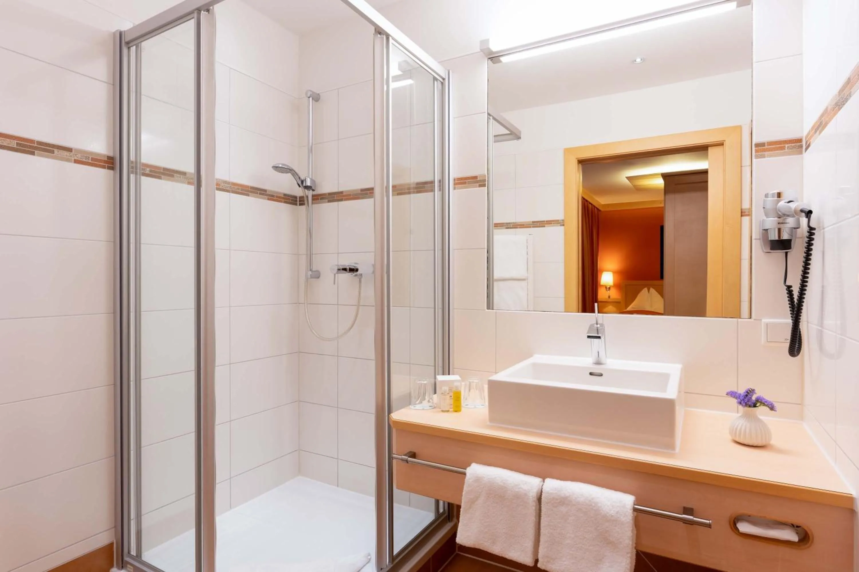 Bathroom in Romantik Hotel Die Gersberg Alm mit Panoramablick auf Salzburg