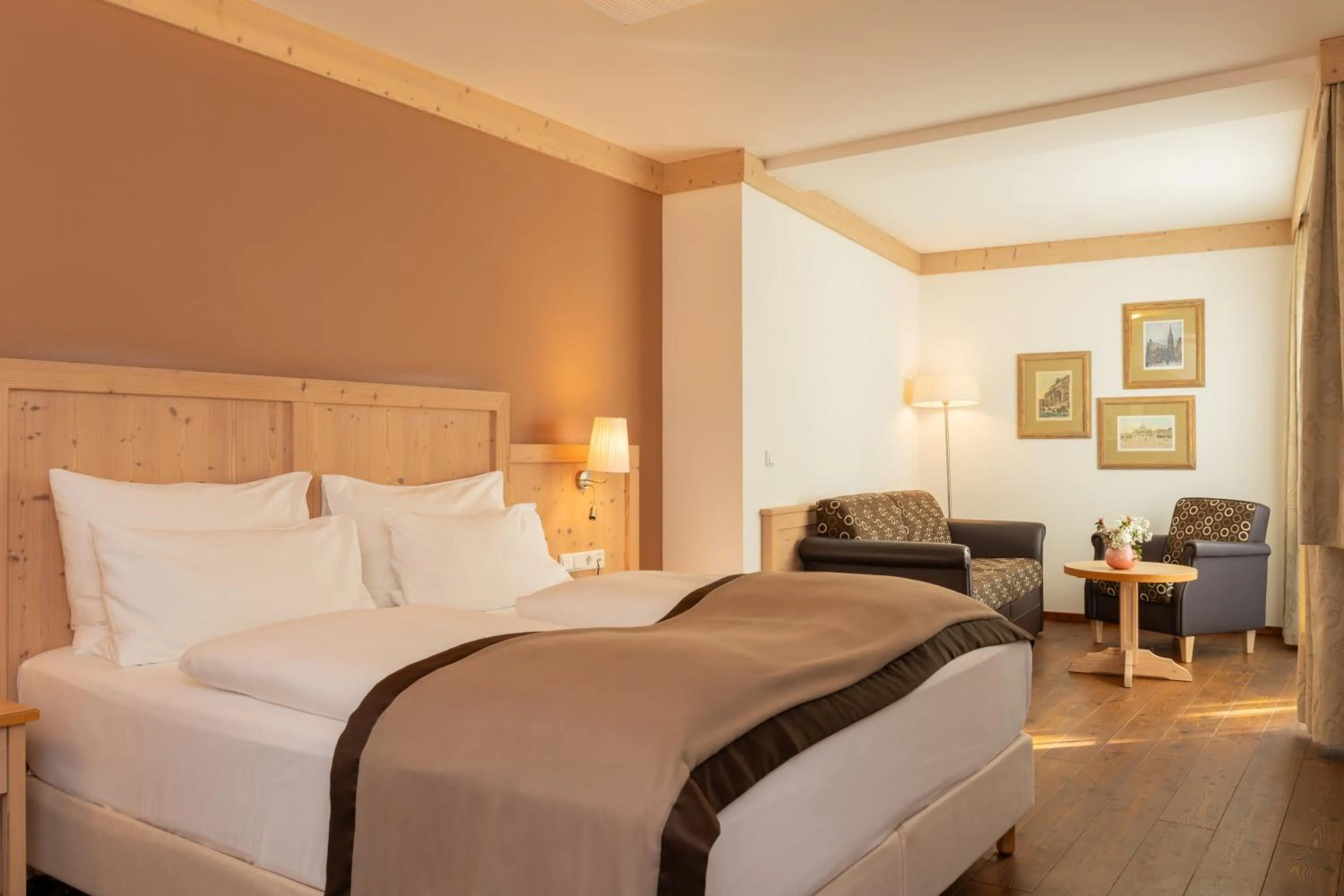 Bed in Romantik Hotel Die Gersberg Alm mit Panoramablick auf Salzburg