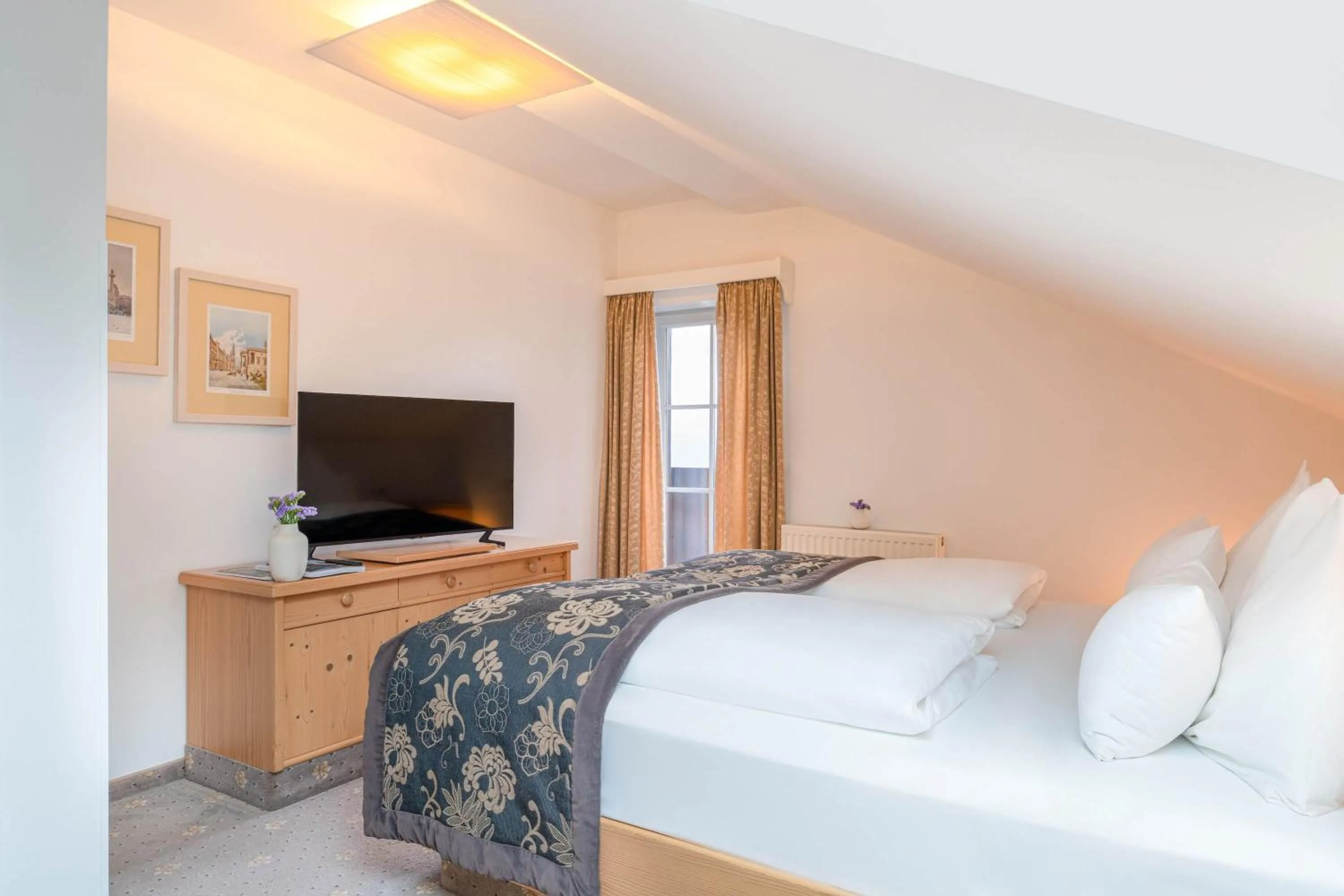 Photo of the whole room, Bed in Romantik Hotel Die Gersberg Alm mit Panoramablick auf Salzburg