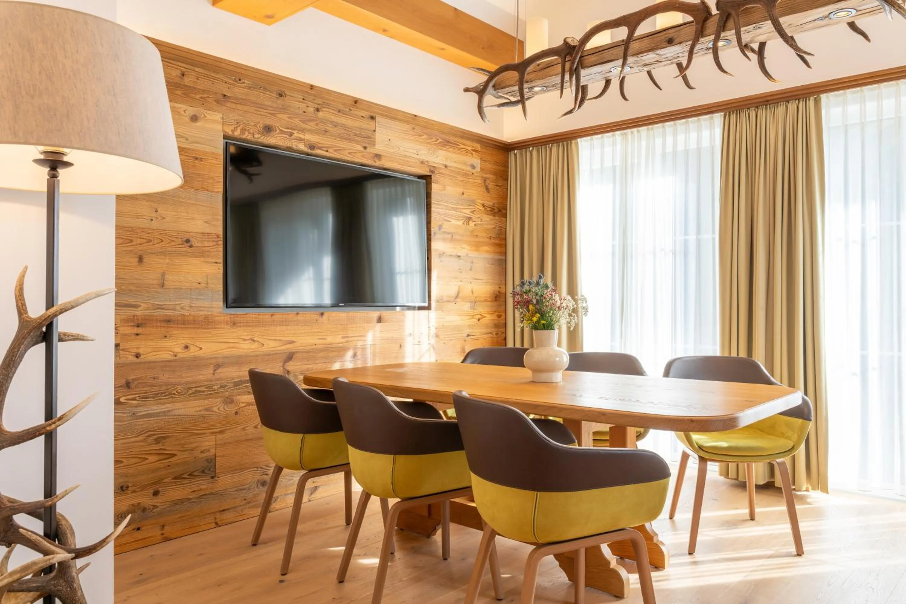 Communal lounge/ TV room in Romantik Hotel Die Gersberg Alm mit Panoramablick auf Salzburg