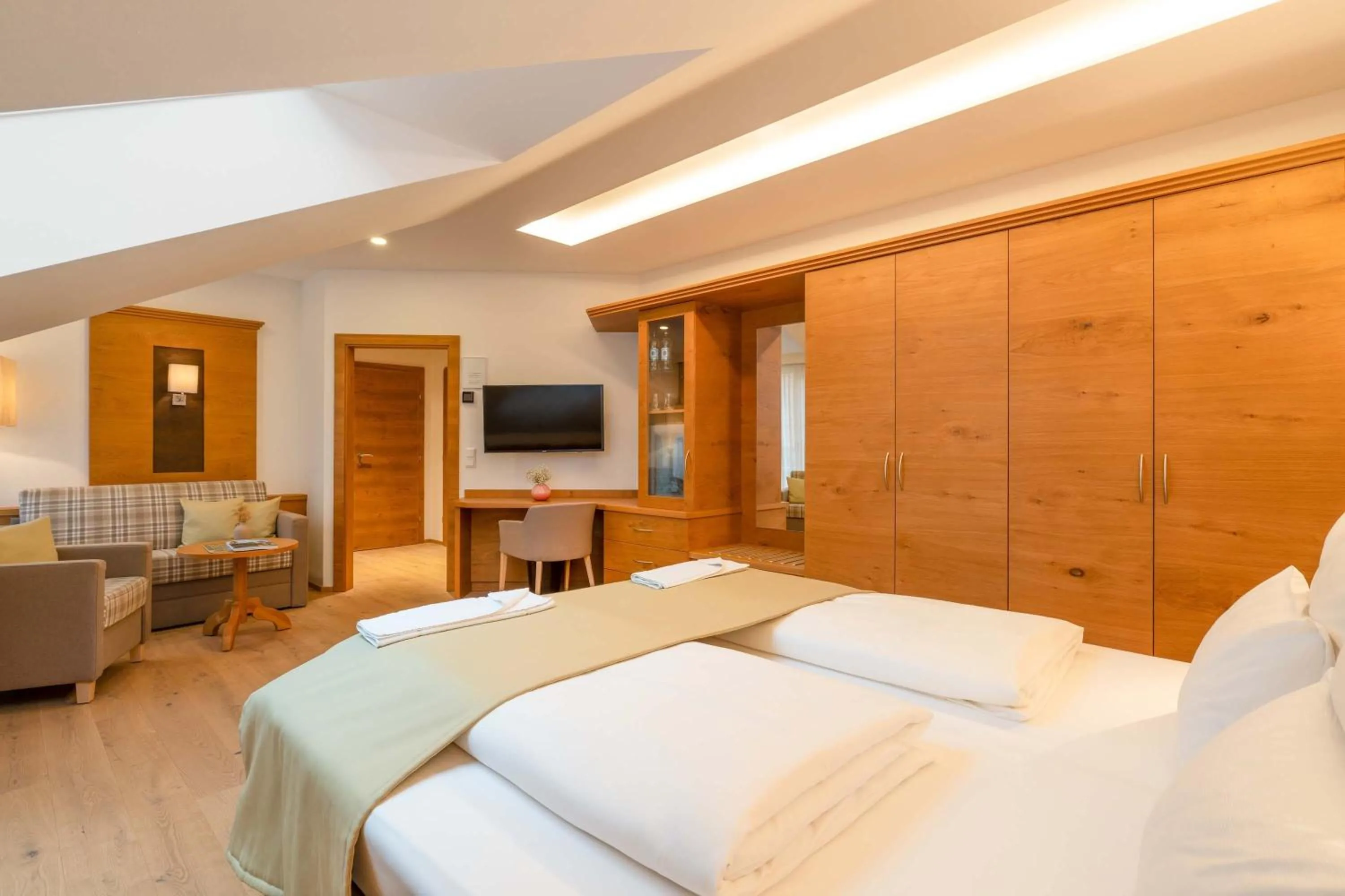 Photo of the whole room, Bed in Romantik Hotel Die Gersberg Alm mit Panoramablick auf Salzburg