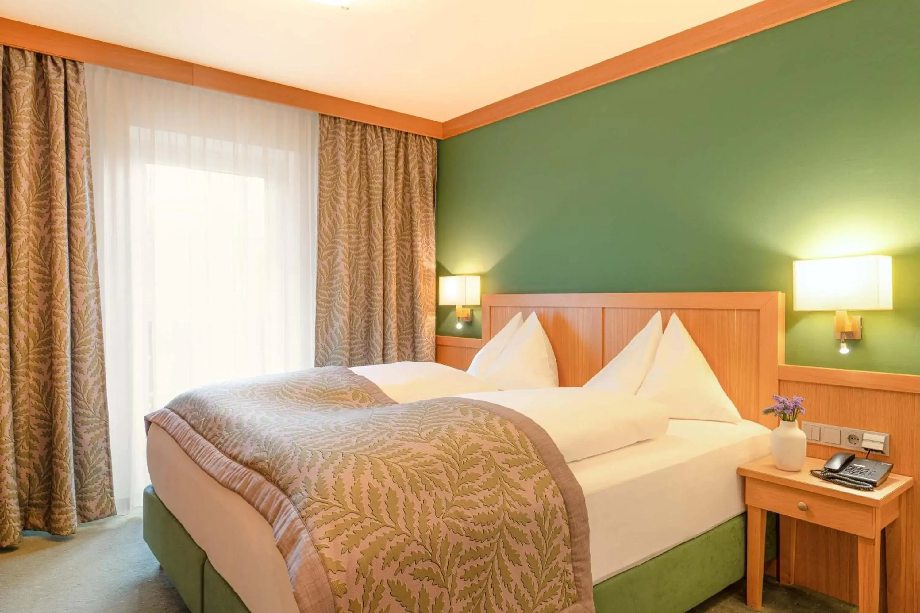 Comfort Double Room with Balcony in Romantik Hotel Die Gersberg Alm mit Panoramablick auf Salzburg Comfort Double Room with Balcony in Romantik Hotel Die Gersberg Alm mit Panoramablick auf Salzburg