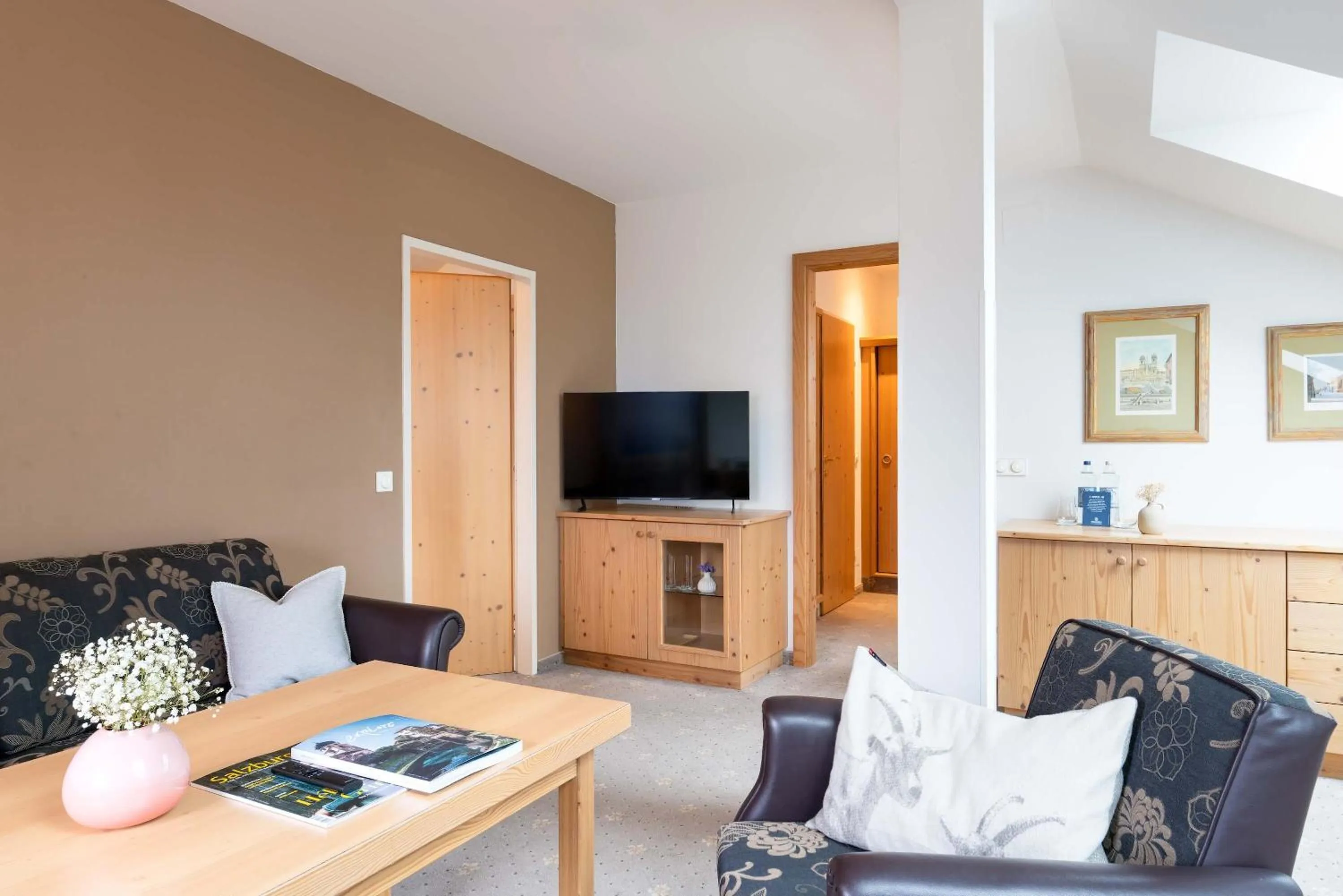 Living room in Romantik Hotel Die Gersberg Alm mit Panoramablick auf Salzburg