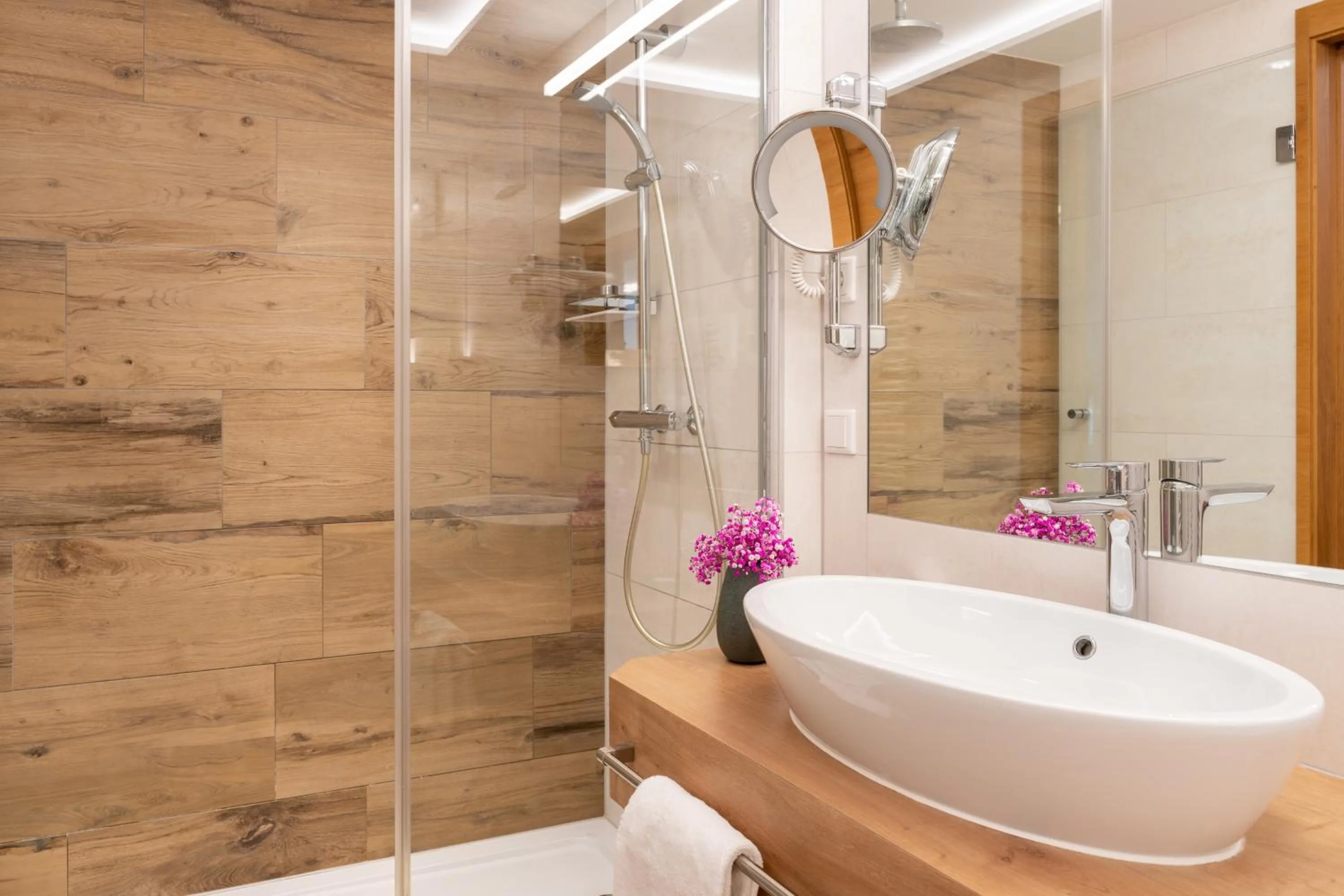 Bathroom in Romantik Hotel Die Gersberg Alm mit Panoramablick auf Salzburg