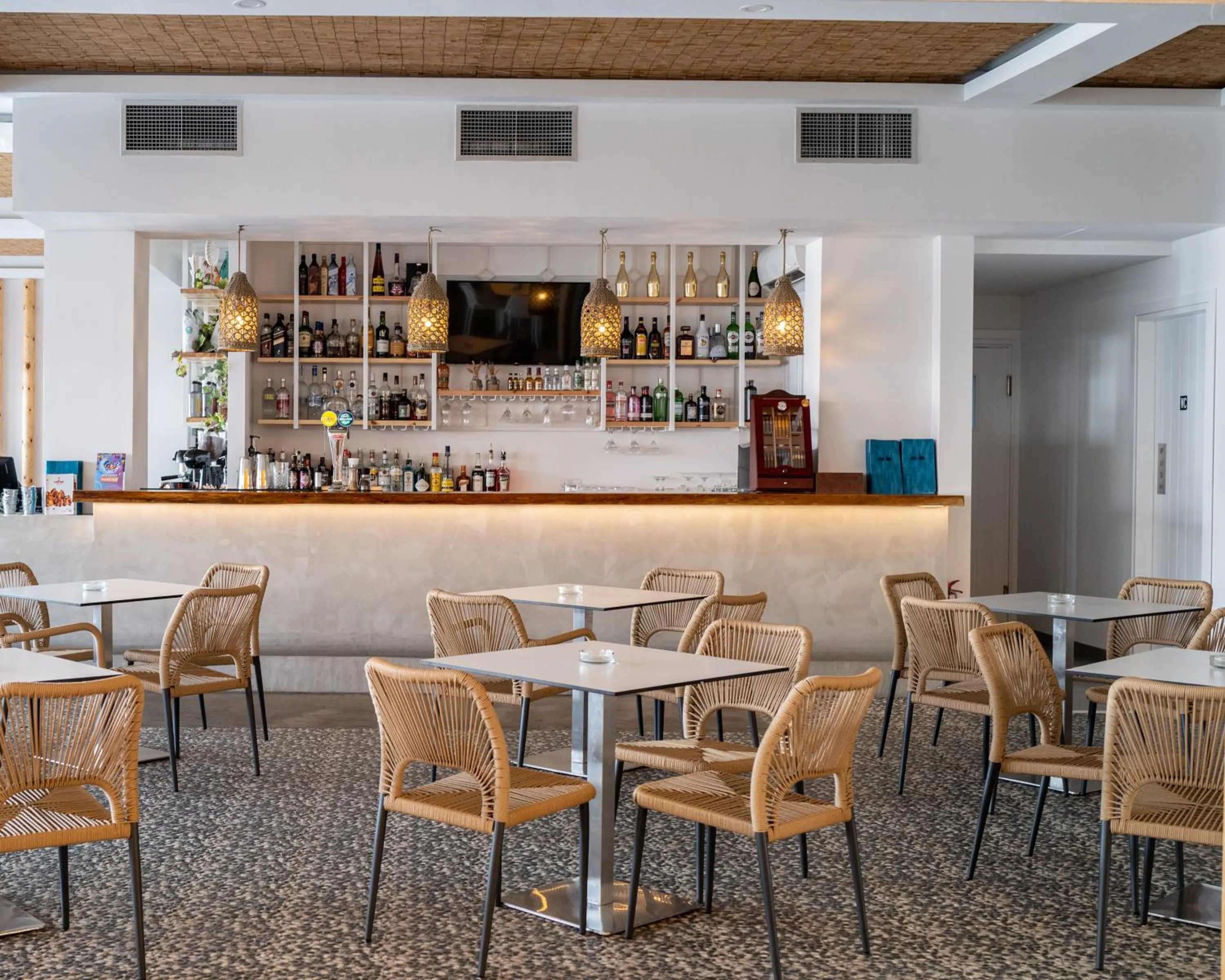 Restaurant/places to eat in Blue Harbour Boutique