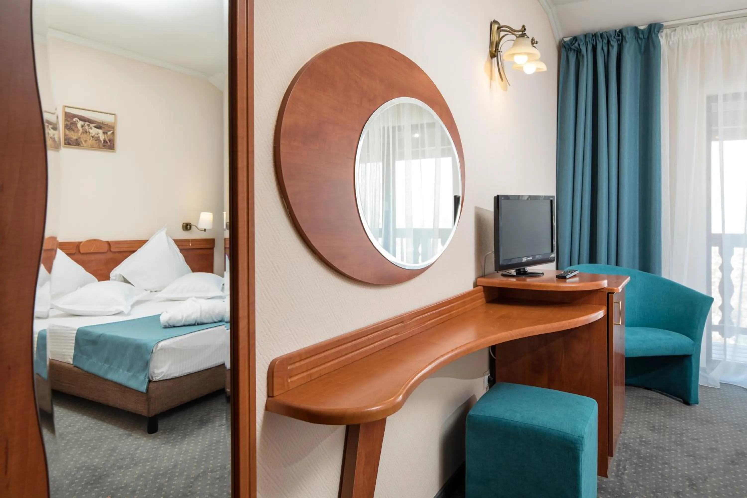 Communal lounge/ TV room, Bed in Hotel Rozmarin