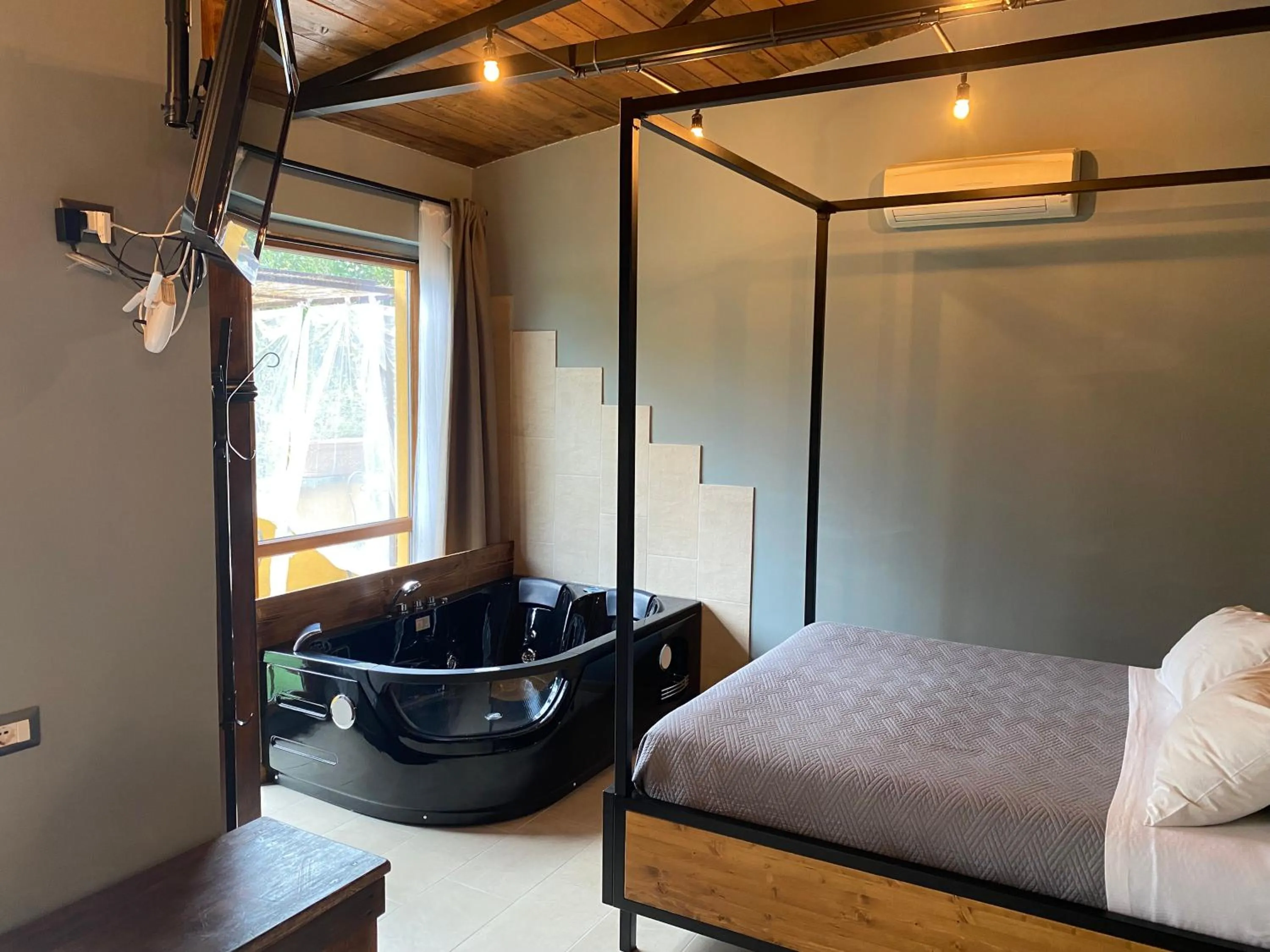 Hot Tub, Bed in Il Nido del Falco