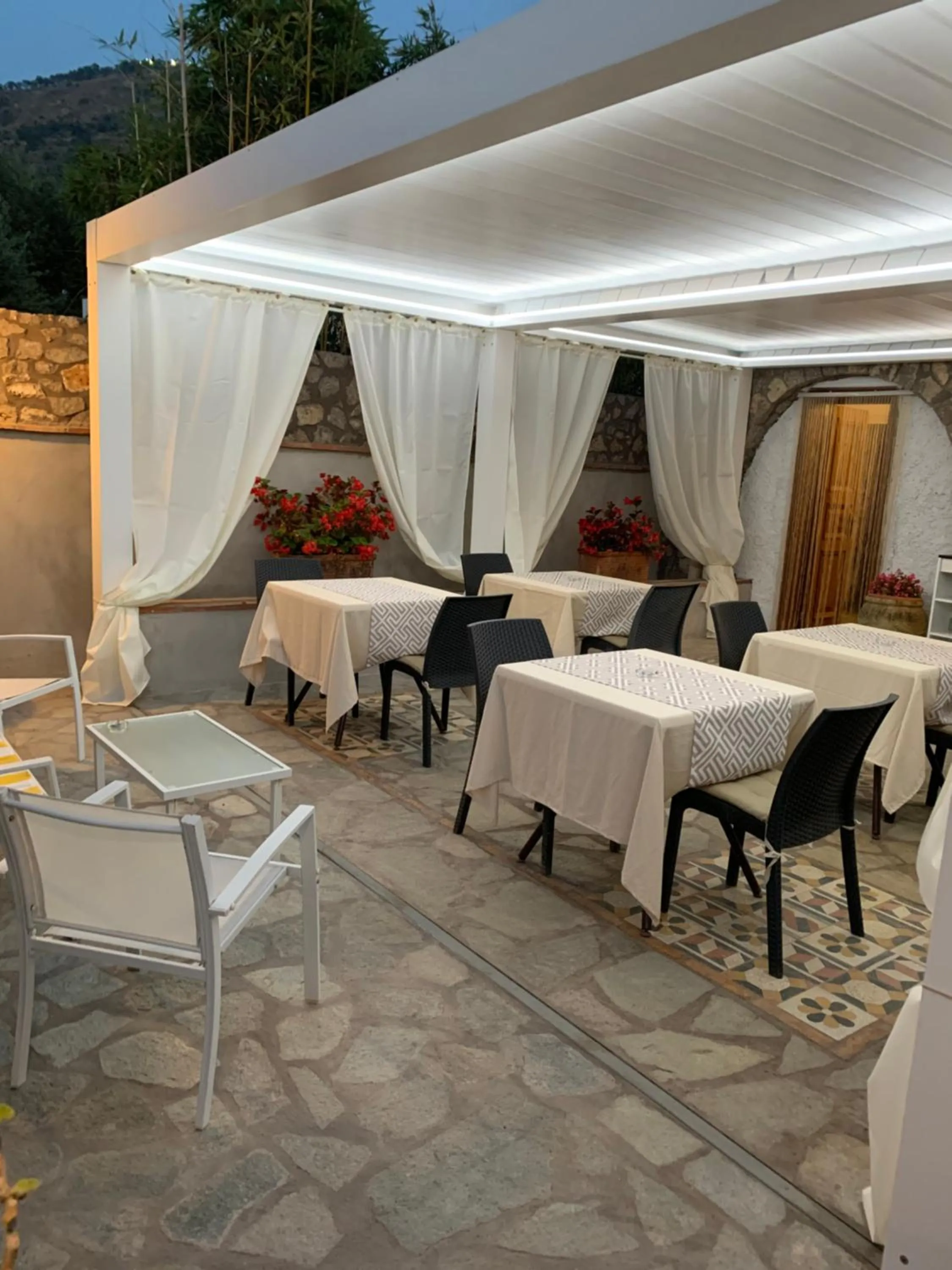 Restaurant/places to eat in Relais Villa Anna