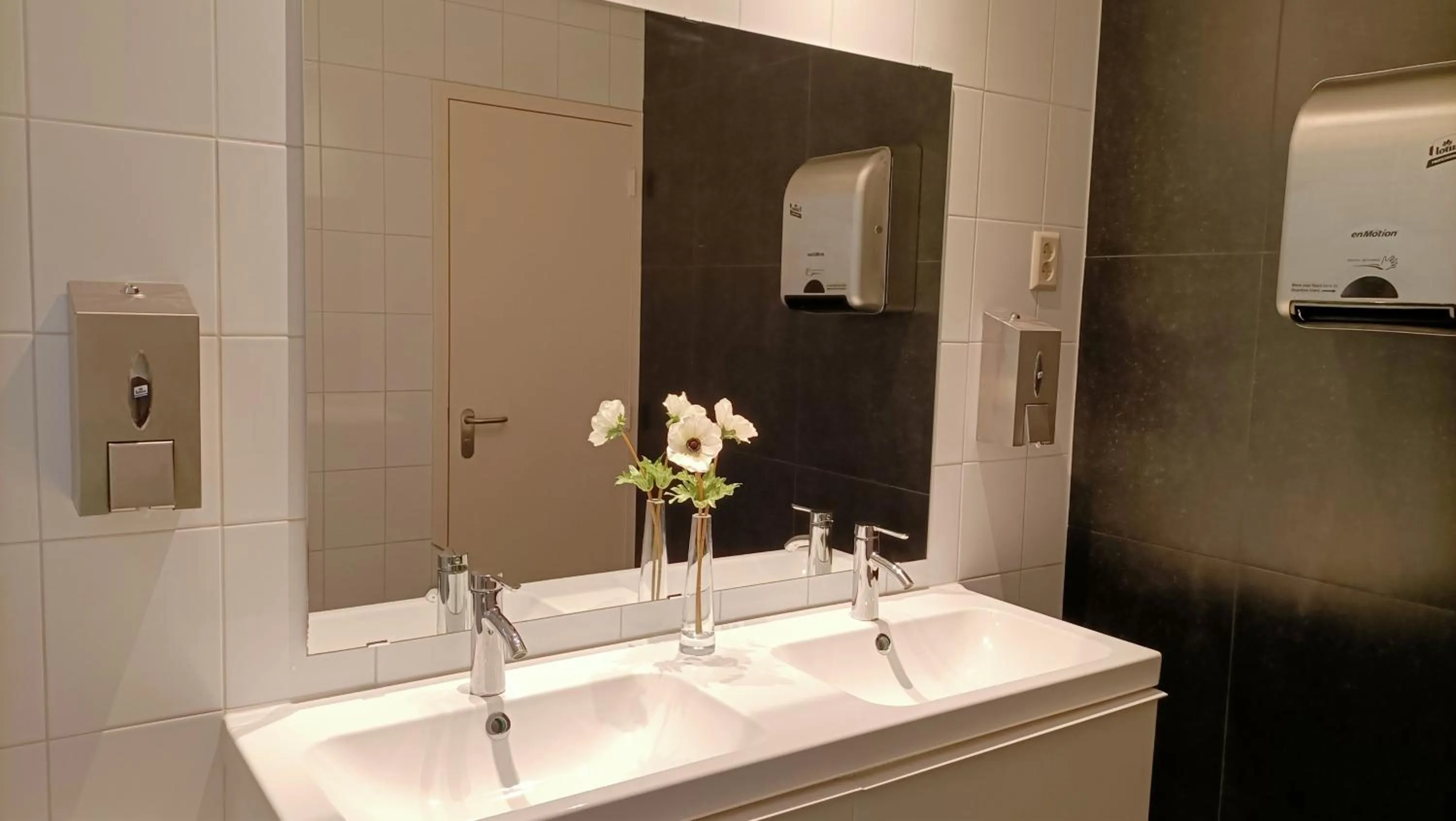 Toilet in Hotel Rozenburg