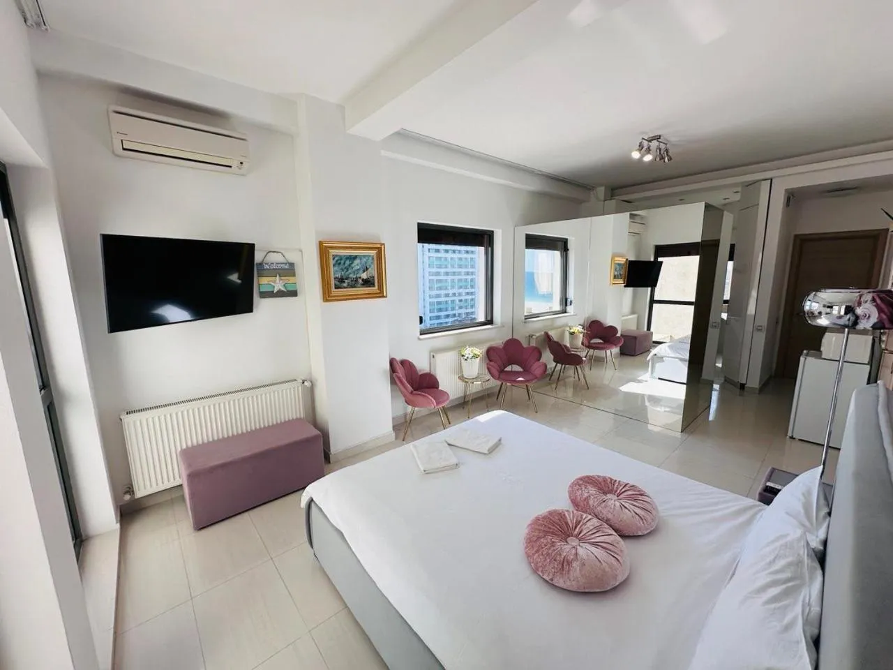 Communal lounge/ TV room, Bed in Riviera Studios