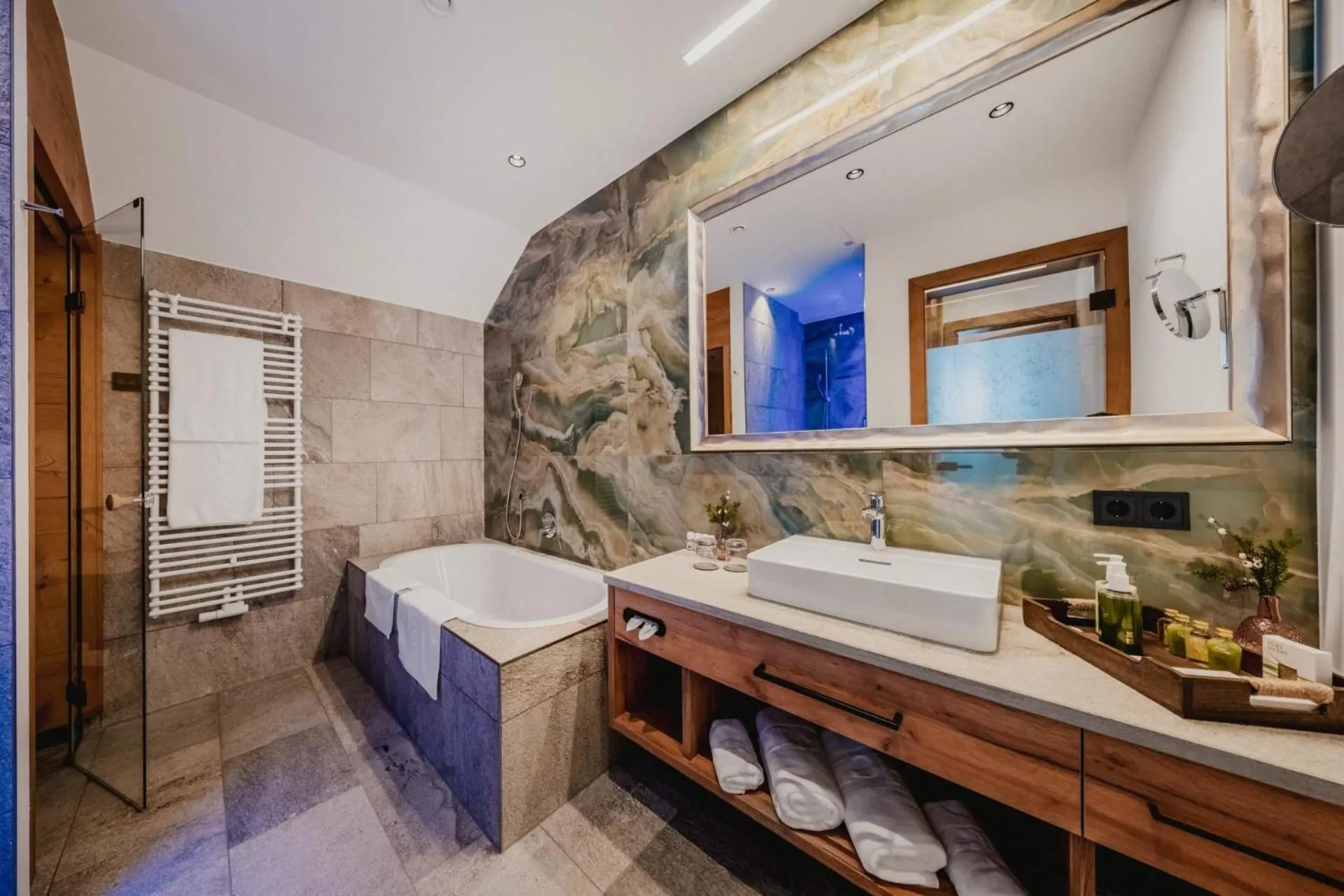 Shower in Alpenromantik-Hotel Wirlerhof