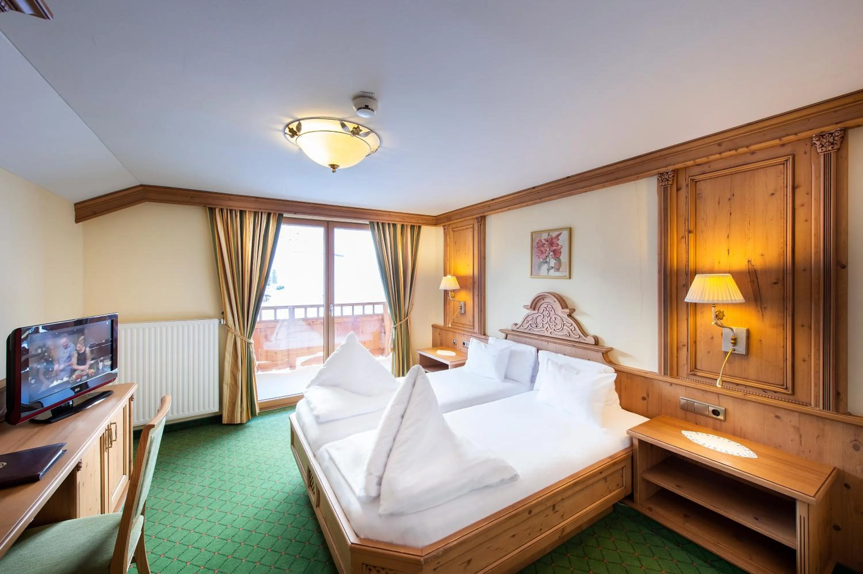 Bed in Alpenromantik-Hotel Wirlerhof