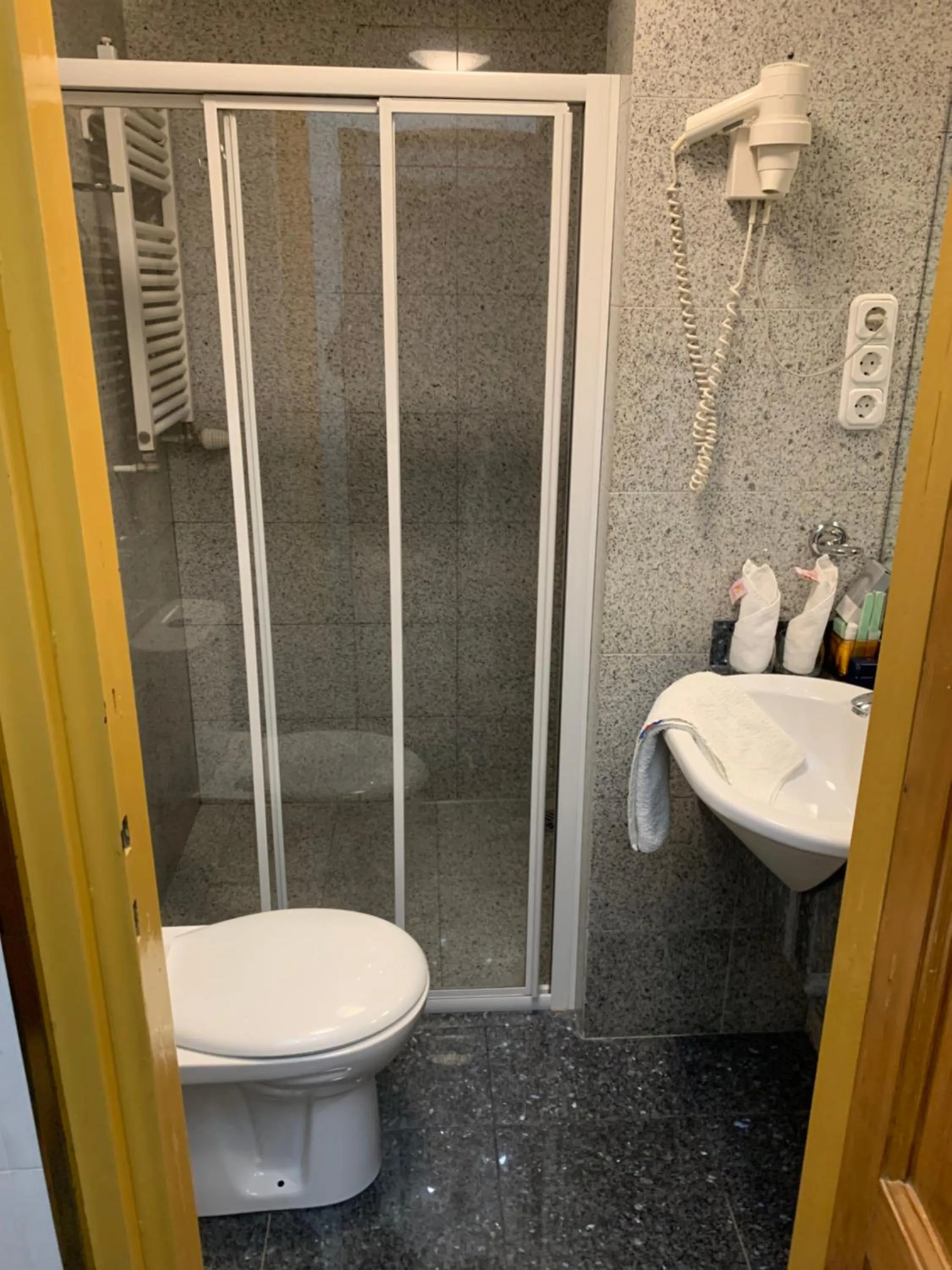 Bathroom in Kalmár Panzió