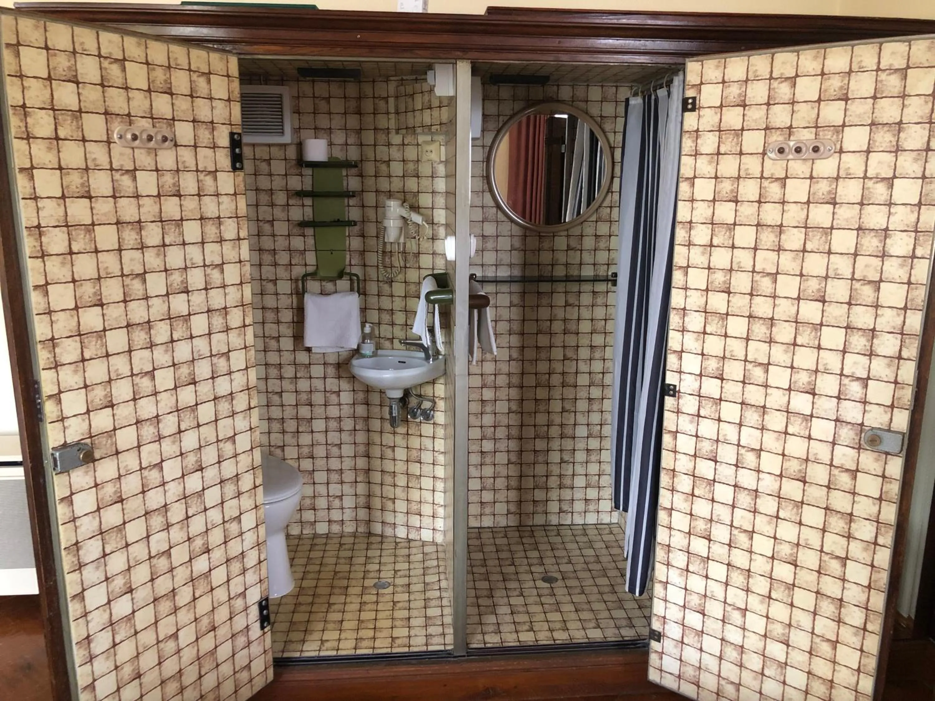 Shower in Kalmár Panzió